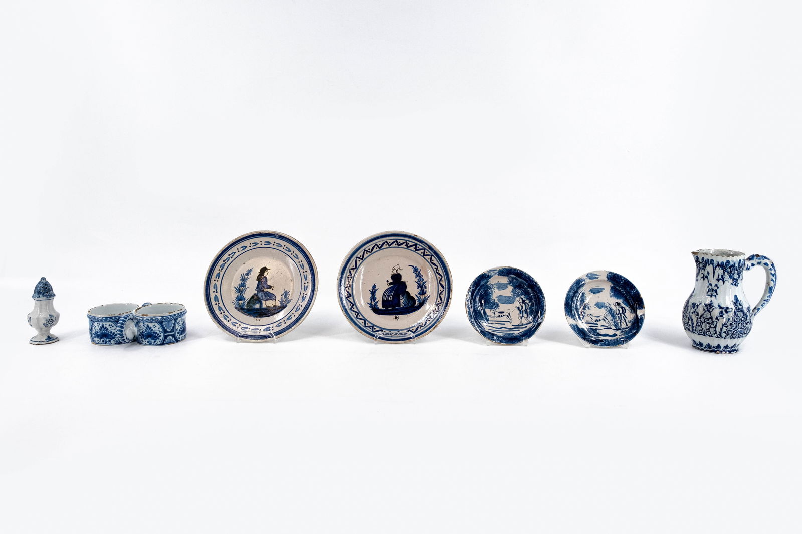 A composed lot of seven Dutch Delfts style variously polychrome decorated and glazed ceramic objects (1 of 17)