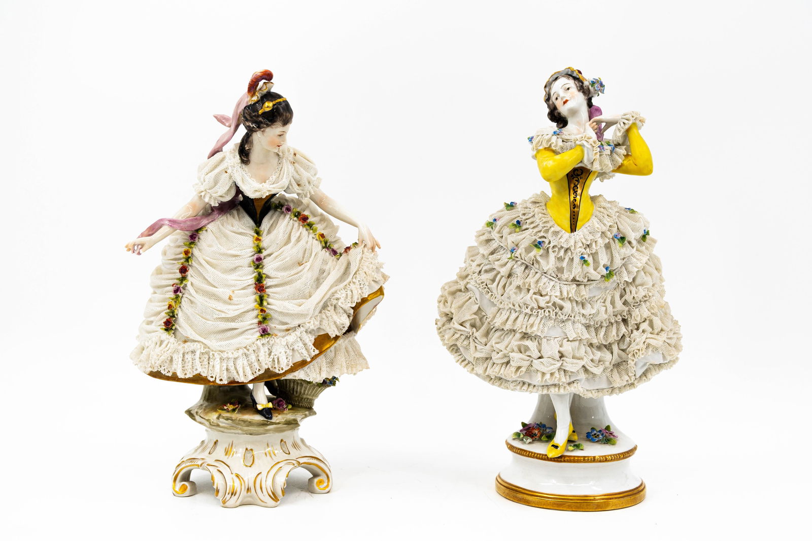 A lot of two German Volkstedt decorated porcelain figures of dancers with lace work: A lot of two German Volkstedt decorated porcelain figures of dancers with lace work. Marked, 20th century. H: 29 - 30 cm