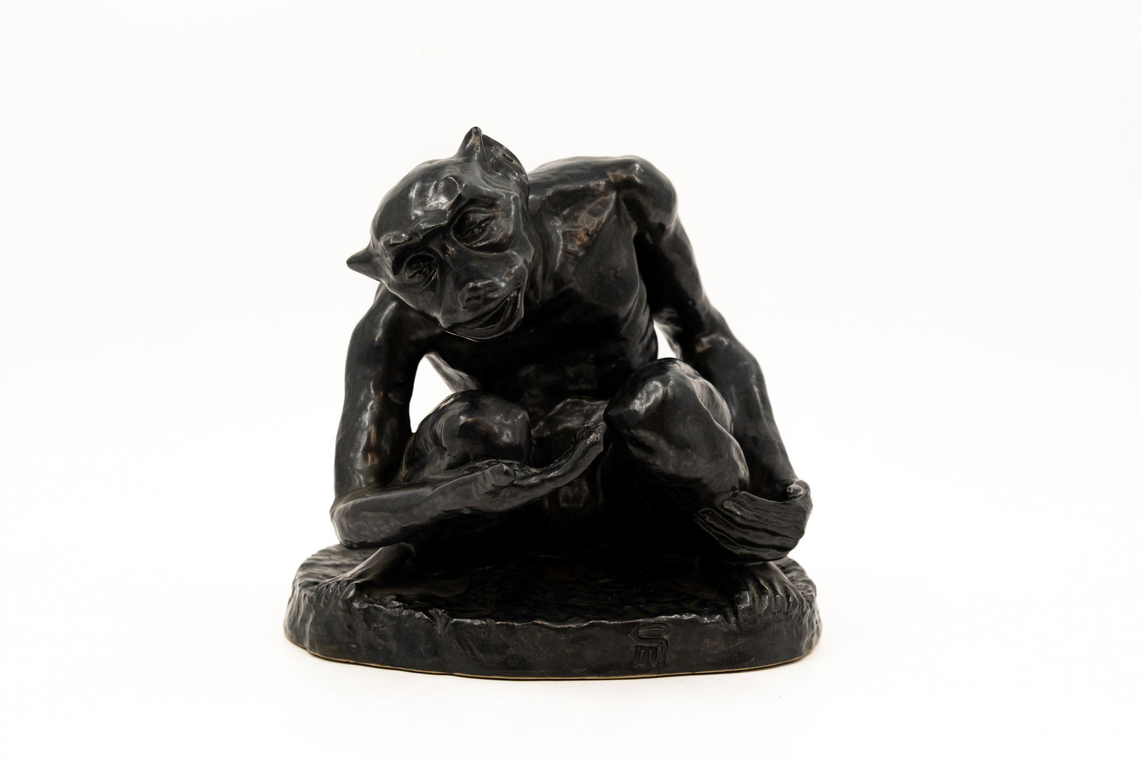 An art deco patinated bisquit figure of a begging monkey: An art deco patinated bisquit figure of a begging monkey. Signed GM. Circa 1900-1920s. H: 21 cm