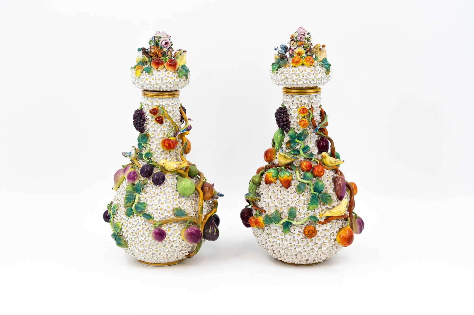 A French pair antique richly decorated and covered porcelain vases marked by Jacob Petit: A French pair antique richly decorated and covered porcelain vases marked by Jacob Petit (1796-1868). In the manner of snowball decorated in Meissen style. 19th century. H: 36 cm