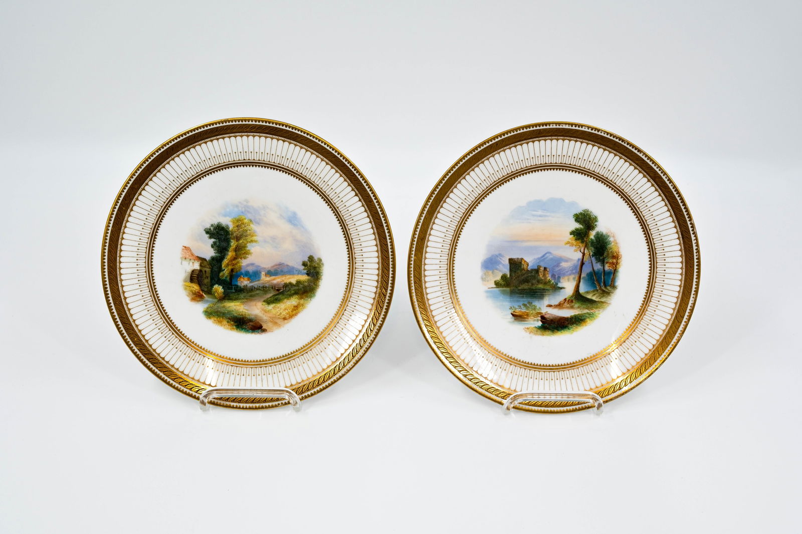 A lot of two antique gilt hand painted porcelain cabinet plates: A lot of two antique gilt hand painted probably English porcelain cabinet plates. Unmarked, circa 1900. W: 22,5 cm