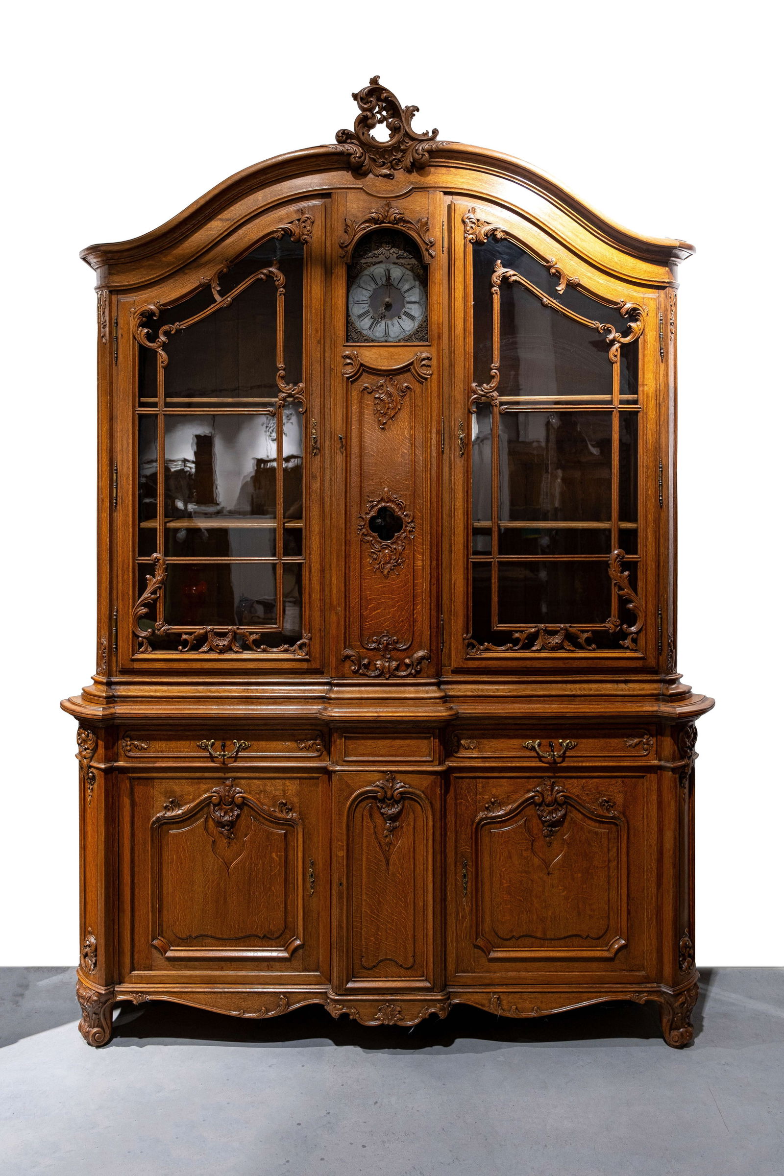 An imposing and antique Louis XV rococo style decorated carved oak clock mounted display cabinet: An imposing and antique Louis XV rococo style decorated carved oak clock mounted display cabinet. 19th century. H: 297 - W: 207 - D: 58 cm
