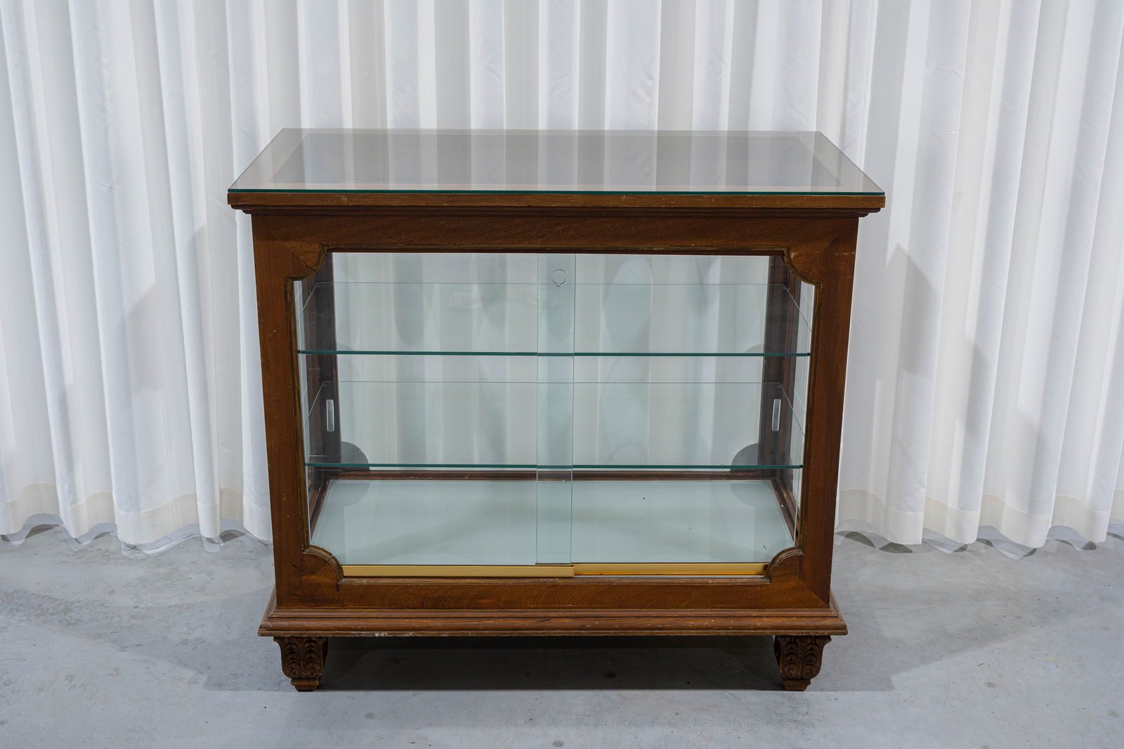 A vintage oak and clear glass counter display cabinet: A vintage oak and clear glass counter display cabinet. 20th century. H: 99 - W: 110 - D: 60,5 cm