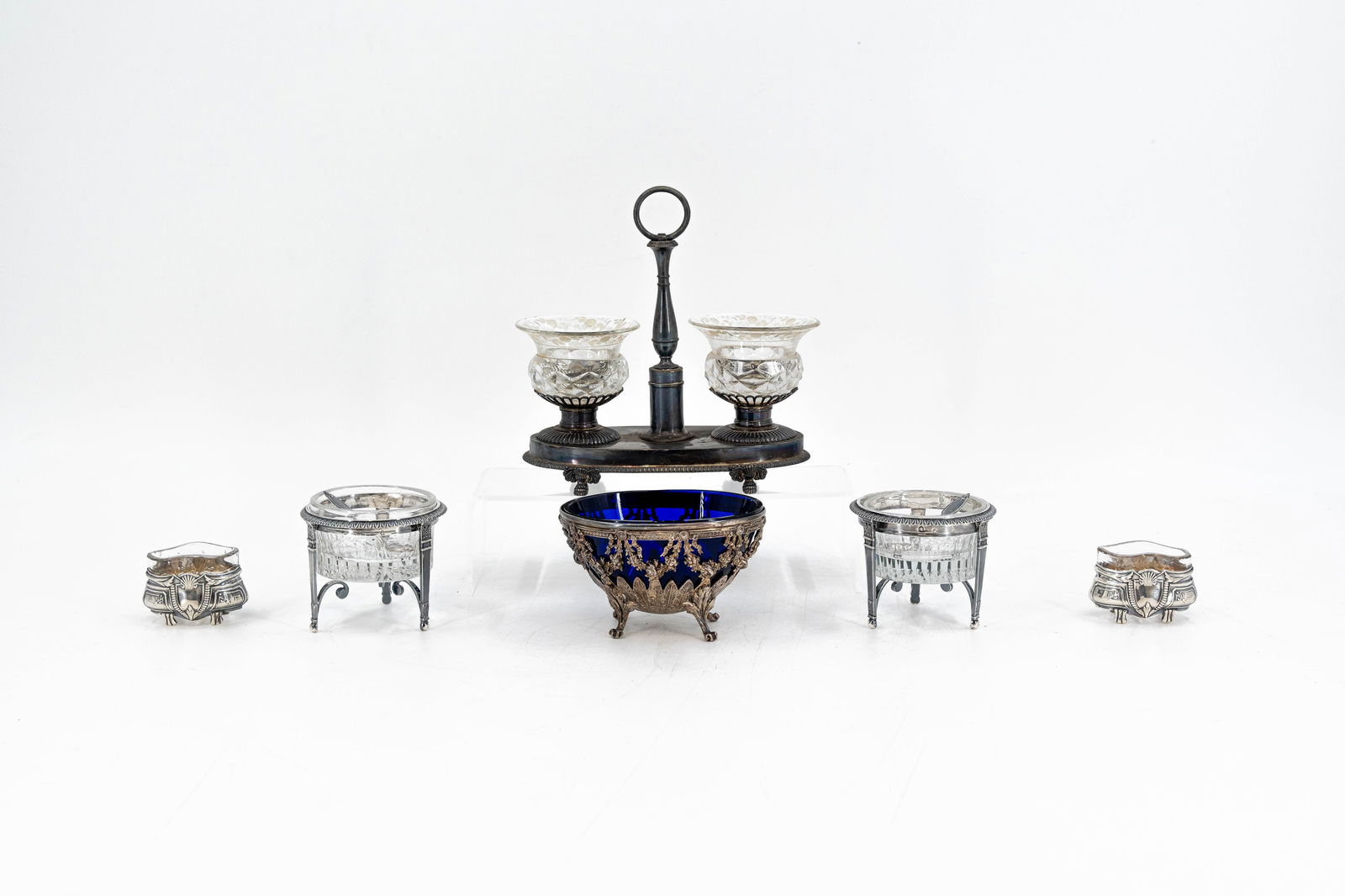 A composed lot of six various silver and glass tableware objects (1 of 19)