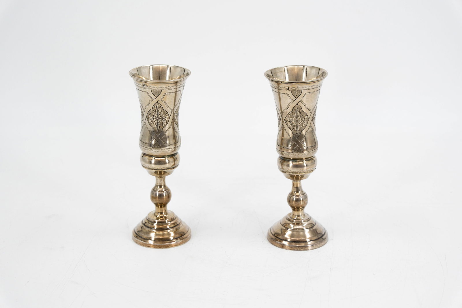A lot of two antique Russian silver kiddush drinking cups: A lot of two antique Russian silver kiddush drinking cups. Hallmark 84. 19th/20th century. H: 15,5 cm