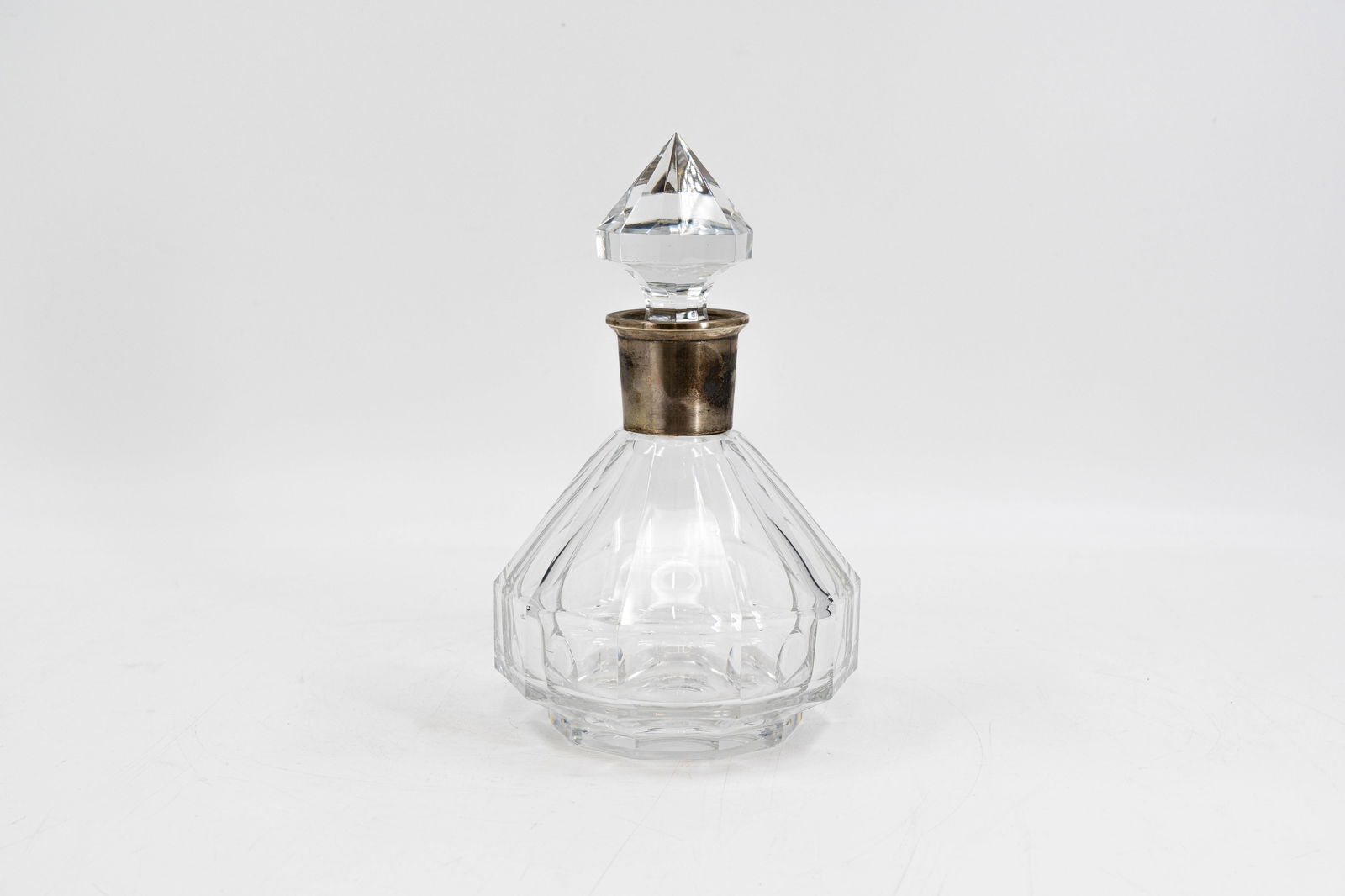 An art deco cut crystal decanater with silver mounting marked by Delheid Frères: An art deco cut crystal decanater with silver mounting marked by Delheid Frères. Circa 1920s. H: 23,5 cm