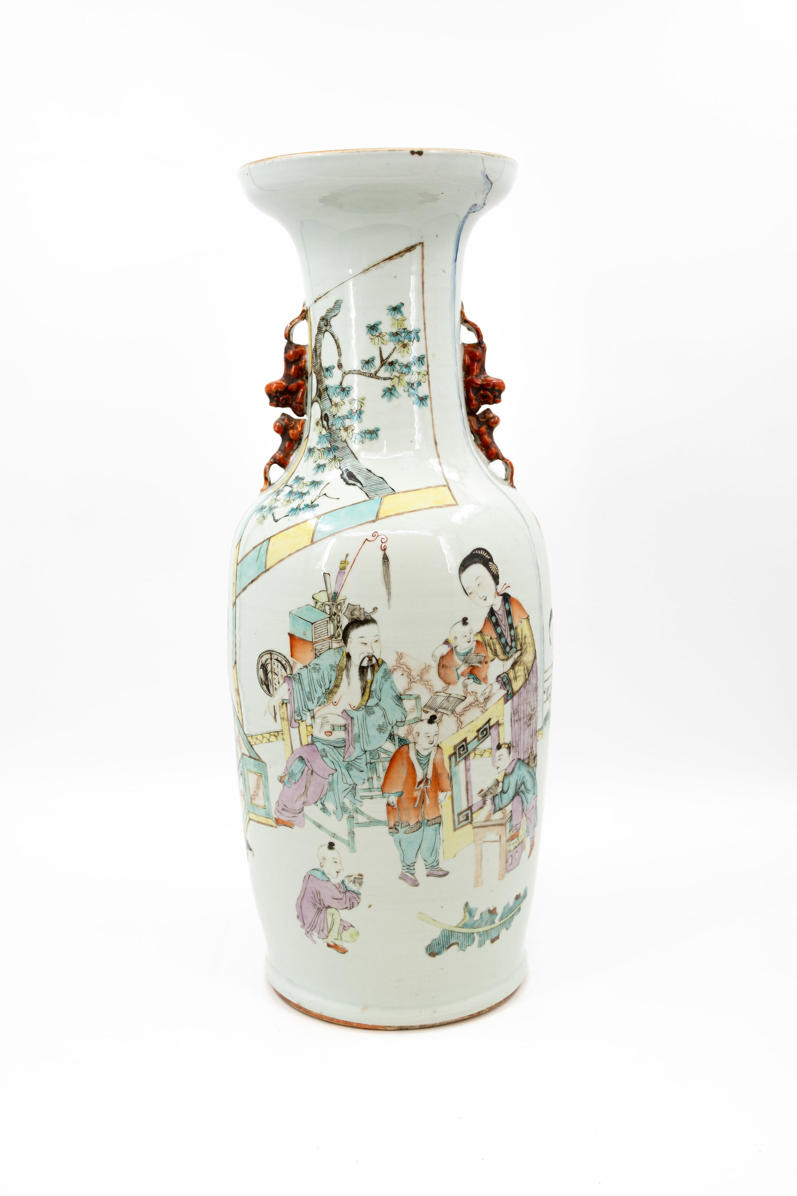 A Chinese Famille rose decorated porcelain vase with a scene of ladies in the garden: A Chinese Qianjiang and famille rose decorated porcelain vase with a scene of ladies in the garden. Fu-lion reliëf shaped handles. Backside contains calligraphy. 19th/20th century. Condition: bottom 