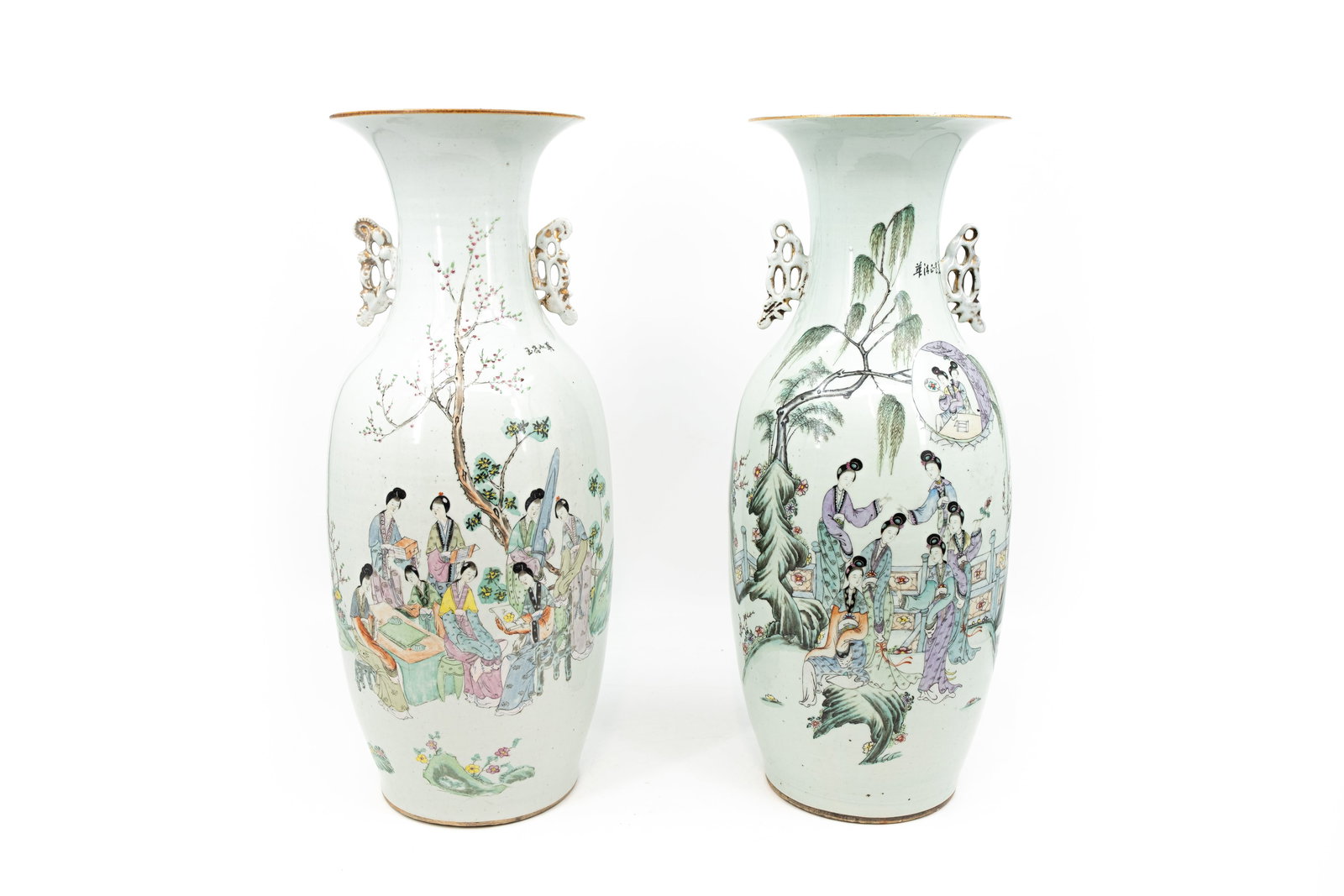 A lot of two Chinese Qianjiang cai porcelain vases, decorated with ladies in the garden (1 of 16)