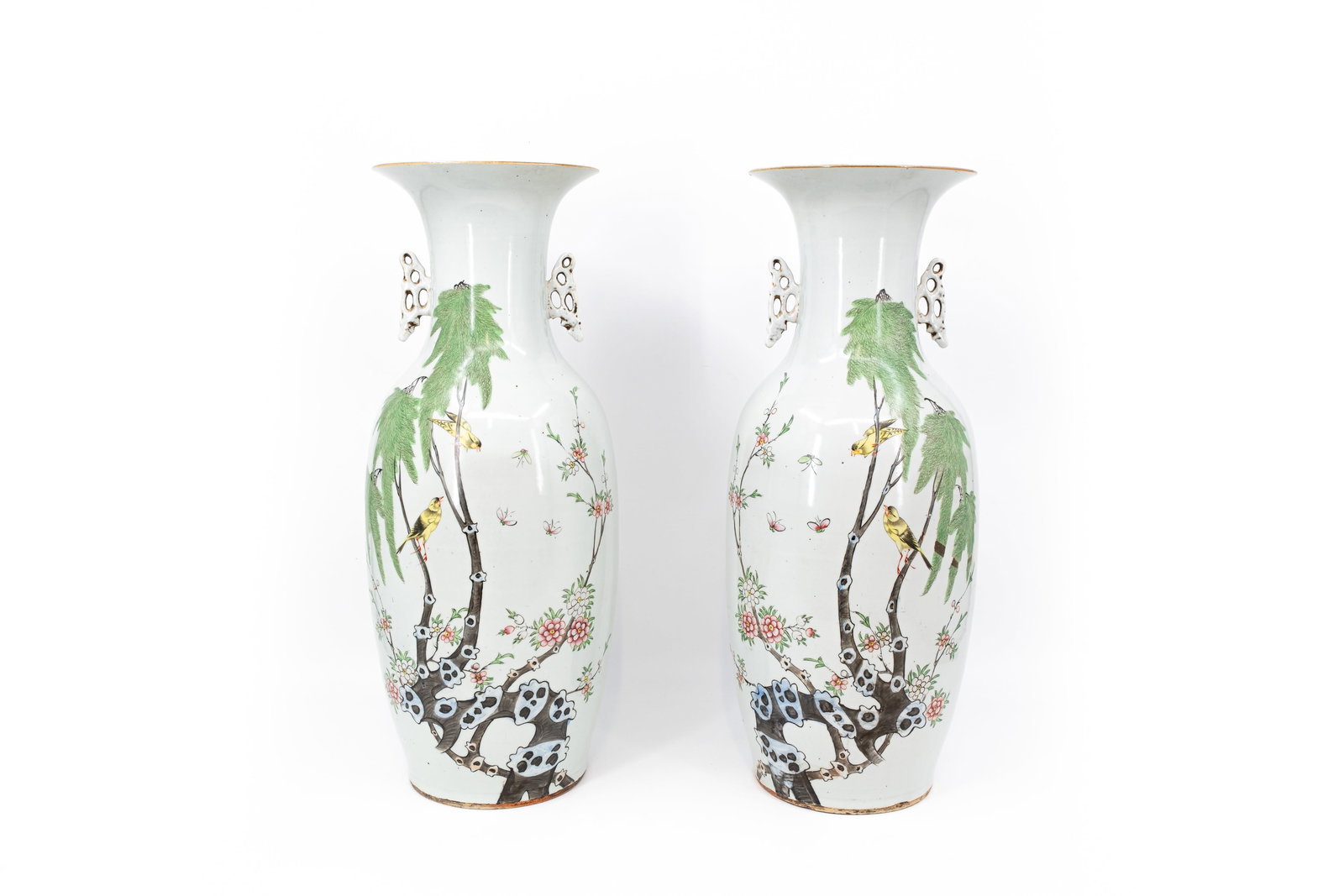 A pair of Chinese Qianjiang porcelain vases with birds on branches (H: 58,5 cm): A pair of Chinese Qianjiang porcelain vases with birds on branches. Backside contains calligraphy. 19th/20th century. Condition: one vase has a hairline in the body, otherwise one vase is excellent. R