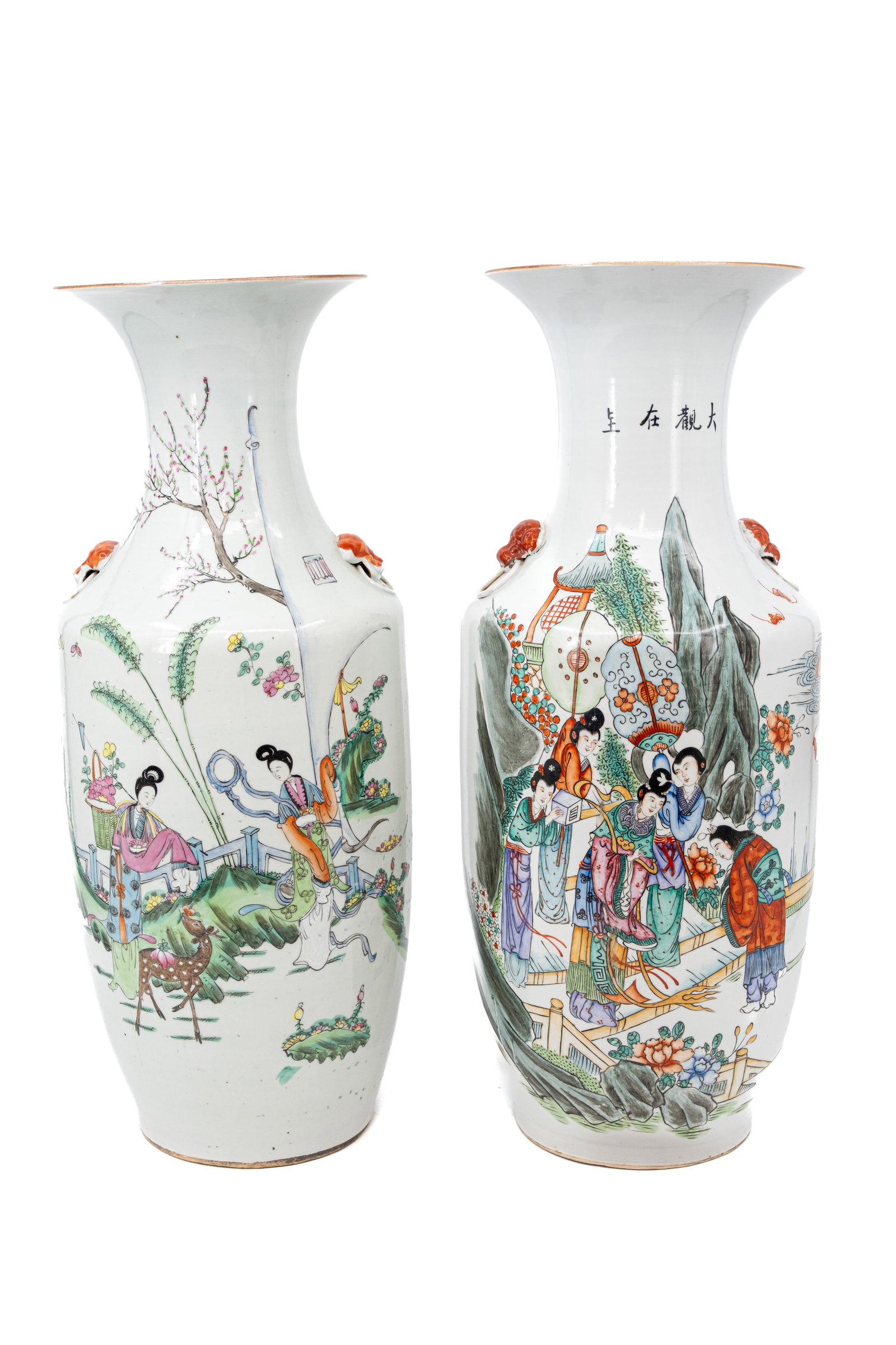 A composed lot of two Chinese Qianjiang and famille rose various decorated porcelain vases: A composed lot of two Chinese Qianjiang and famille rose porcelain vases decorated with two various decors of ladies in the garden. Red Fu-lion shaped handles. Backside contains calligraphy. 19th/20th