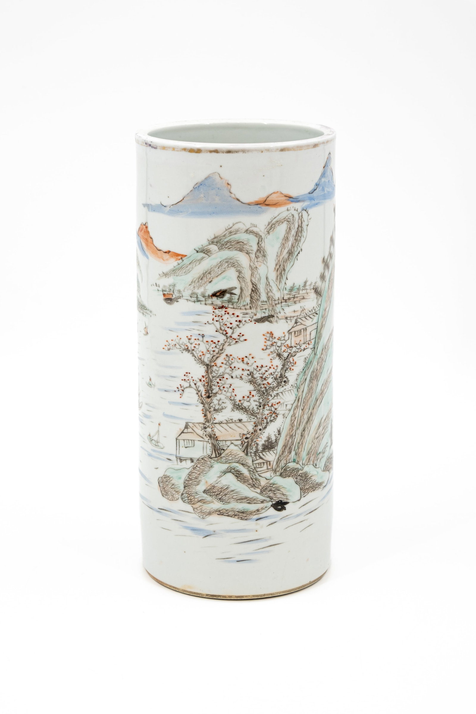 A Chinese cylinder shaped Qianjiang cai with mountain decorated porcelain hat vase: A Chinese cylinder shaped Qianjiang cai with mountain decorated porcelain hat vase. 19th/20th century. Condition: excellent. H: 28,5 cm