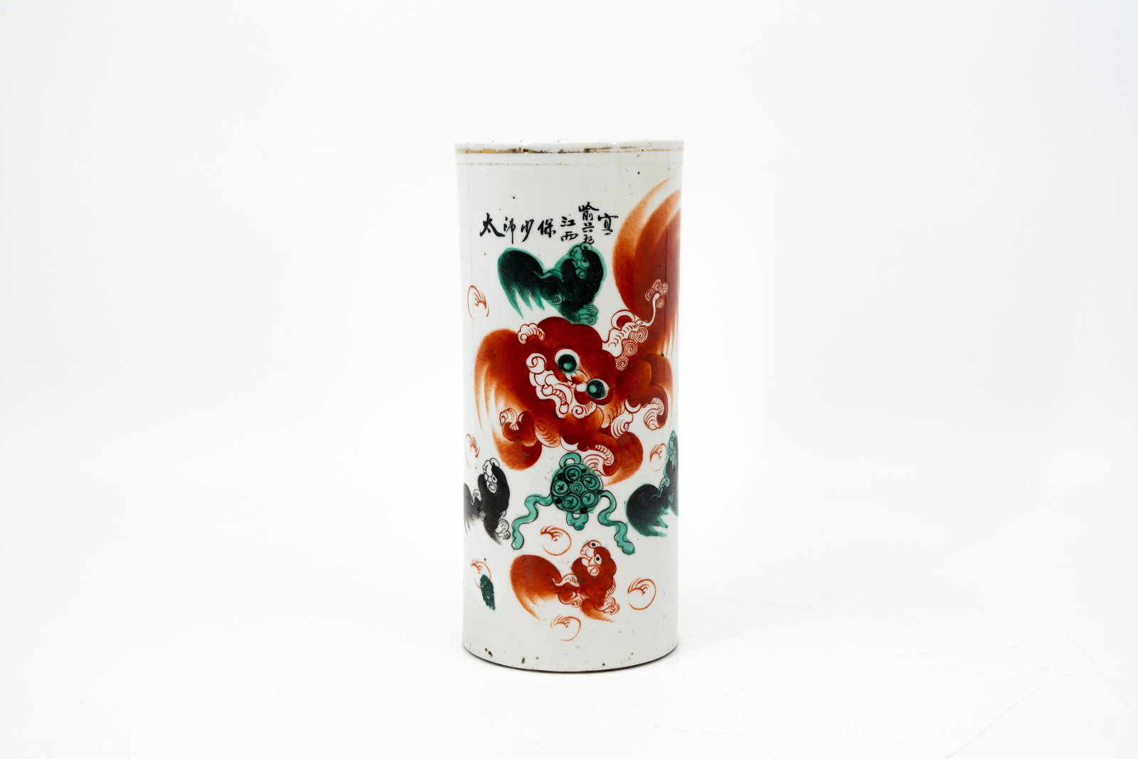 A Chinese cylinder shaped Qianjiang cai with Buddhist-lion decorated porcelain hat vase: A Chinese cylinder shaped Qianjiang cai with Buddhist-lion decorated porcelain hat vase. 19th/20th century. Condition: vase is excellent. H: 27,8 cm