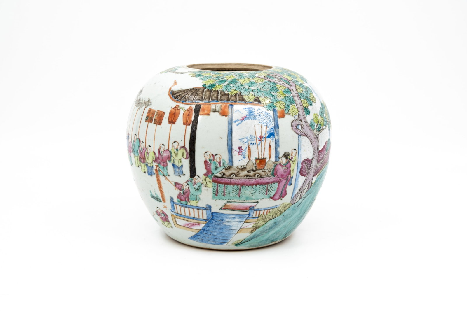 A Chinese Famille rose decorated porcelain ginger vase: A Chinese Famille rose decorated porcelain ginger vase with figural scene of The 100 Boys with The Dragon. 19th/20th century. Condition: cover is missing. H: 19 cm