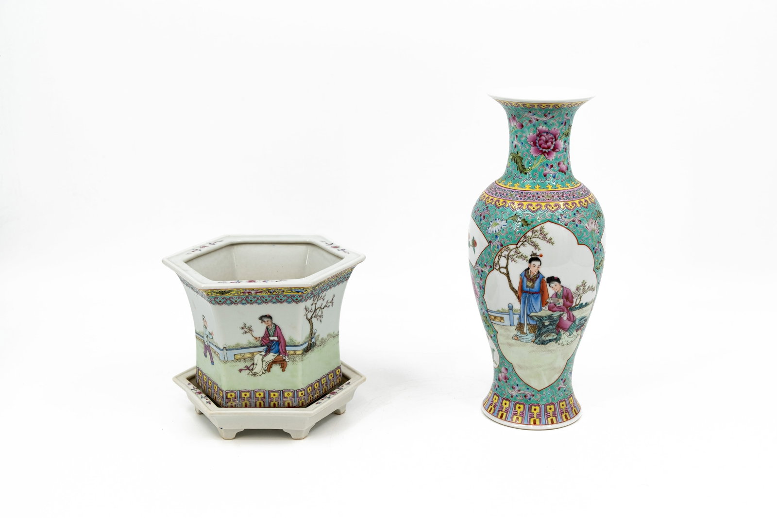 A composed lot of two Chinese republic finely Famille rose decorated porcelain vase and cache pot: A composed lot of two Chinese republic Famille rose finely decorated porcelain vase and cache pot with under plate. 20th century. Condition: both are excellent. H: 16 - 30,5 cm