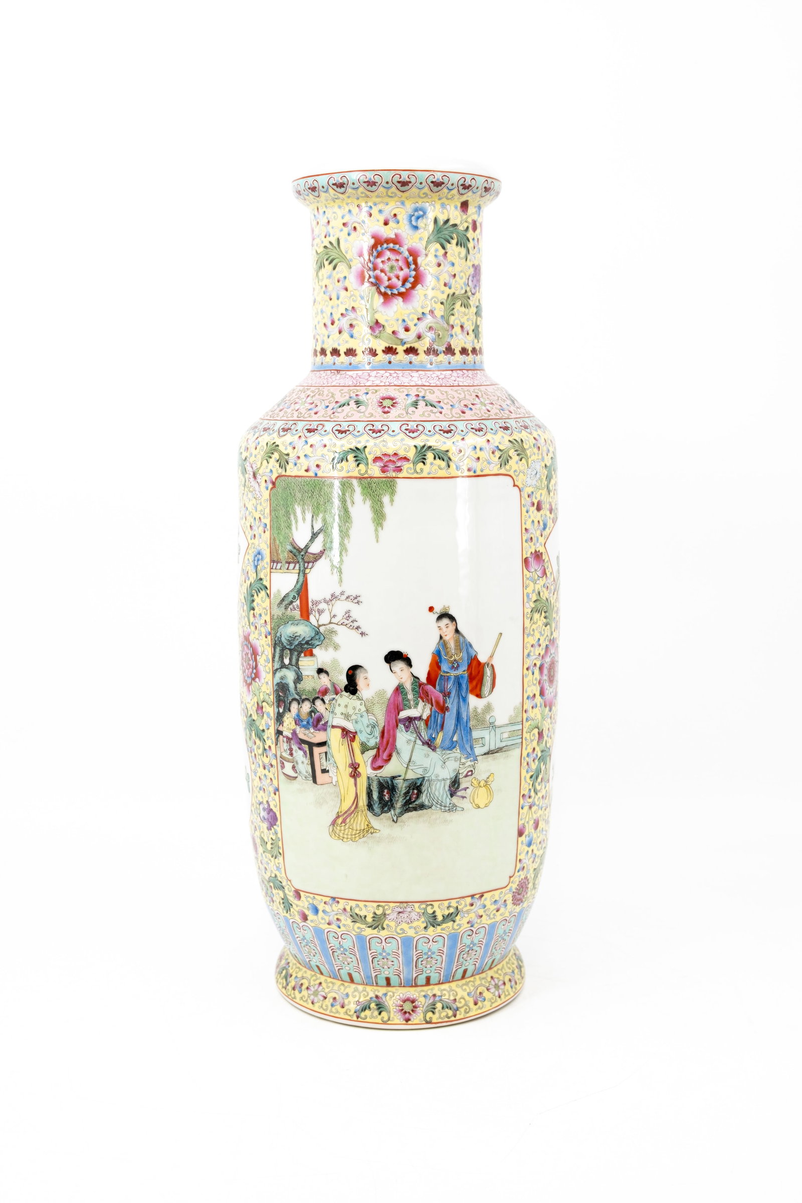 A Chinese republic Famille rose two-side decorated porcelain vase with a figural scene: A Chinese republic Famille rose two-side decorated porcelain vase with a figural scene. Marked and 20th century. Condition: excellent. H: 62 cm