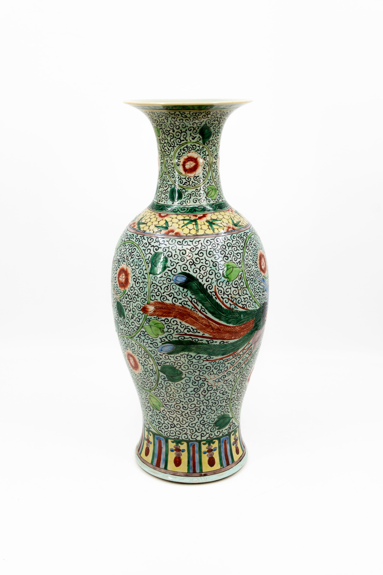 A Chinese republic Famille verte decorated porcelain vase with phoenix scene: A Chinese republic Famille verte decorated porcelain vase with phoenix scene. 19th/20th century. Condition: old restoration on top, report available on request. H: 56,5 cm