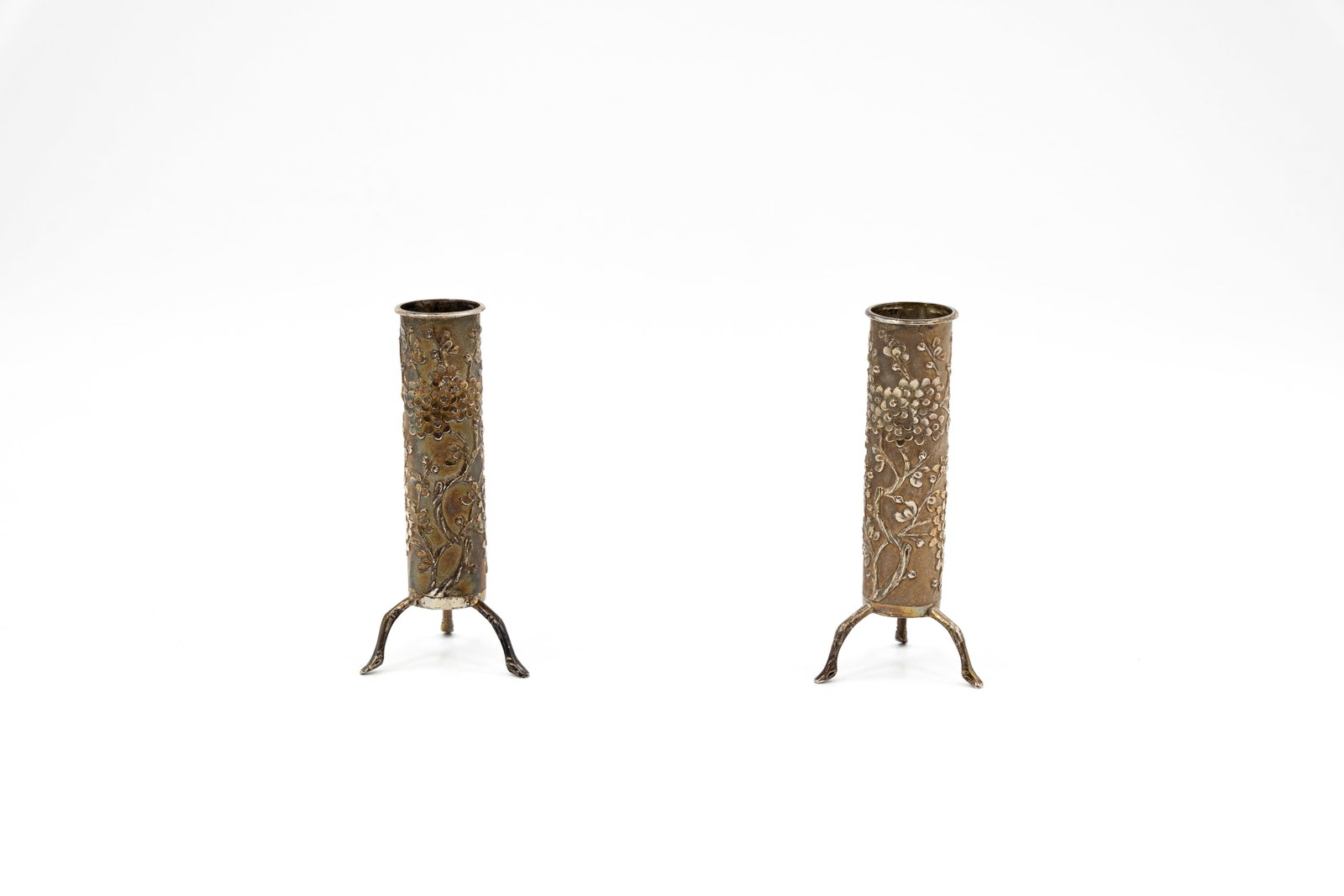 A pair of small Chinese repoussé silver decorated tulip vases: A pair of small Chinese repoussé silver decorated tulip vases. Marked, 19th/20th century. Weight: 84g H: 12 cm