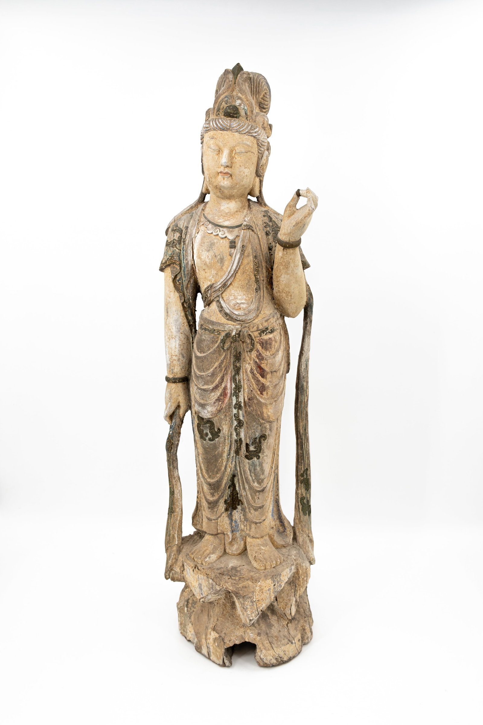 A large and Chinese patinated carved wood figural sculpture of Guanyin: A large and Chinese patinated carved wood figural sculpture of Guanyin. 18th/19th century. H: 90 cm