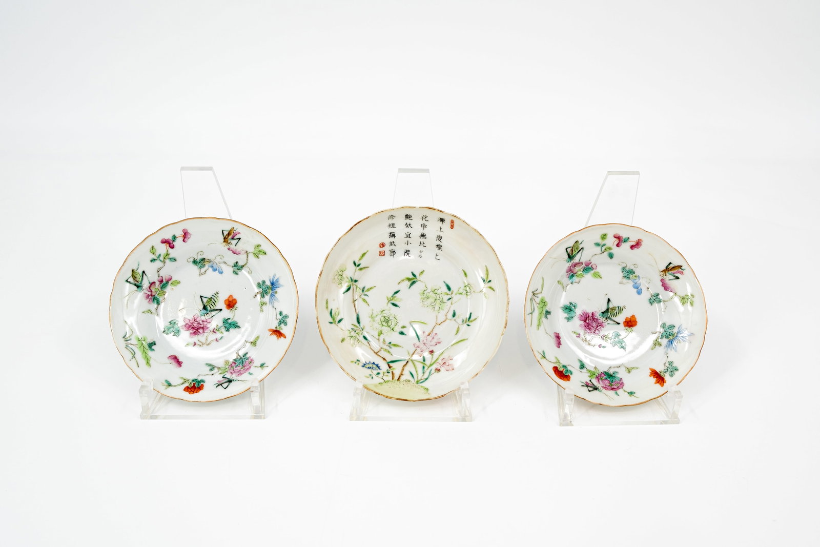 A composed lot of three small and Chinese Famille rose floral and insects decorated porcelain dishes (1 of 7)