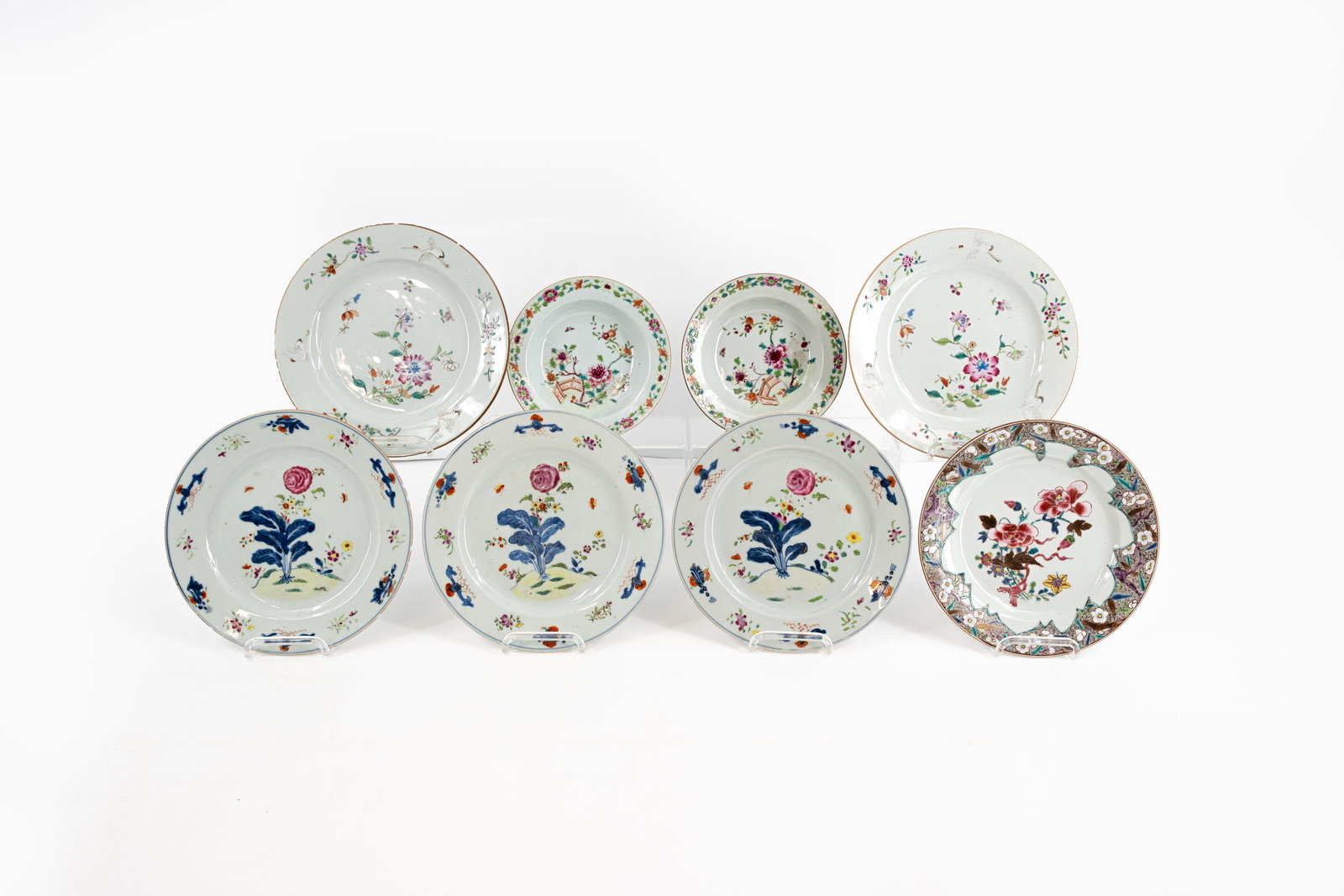 A composed lot of eight Chinese Famille rose various floral decorated porcelain plates (1 of 9)