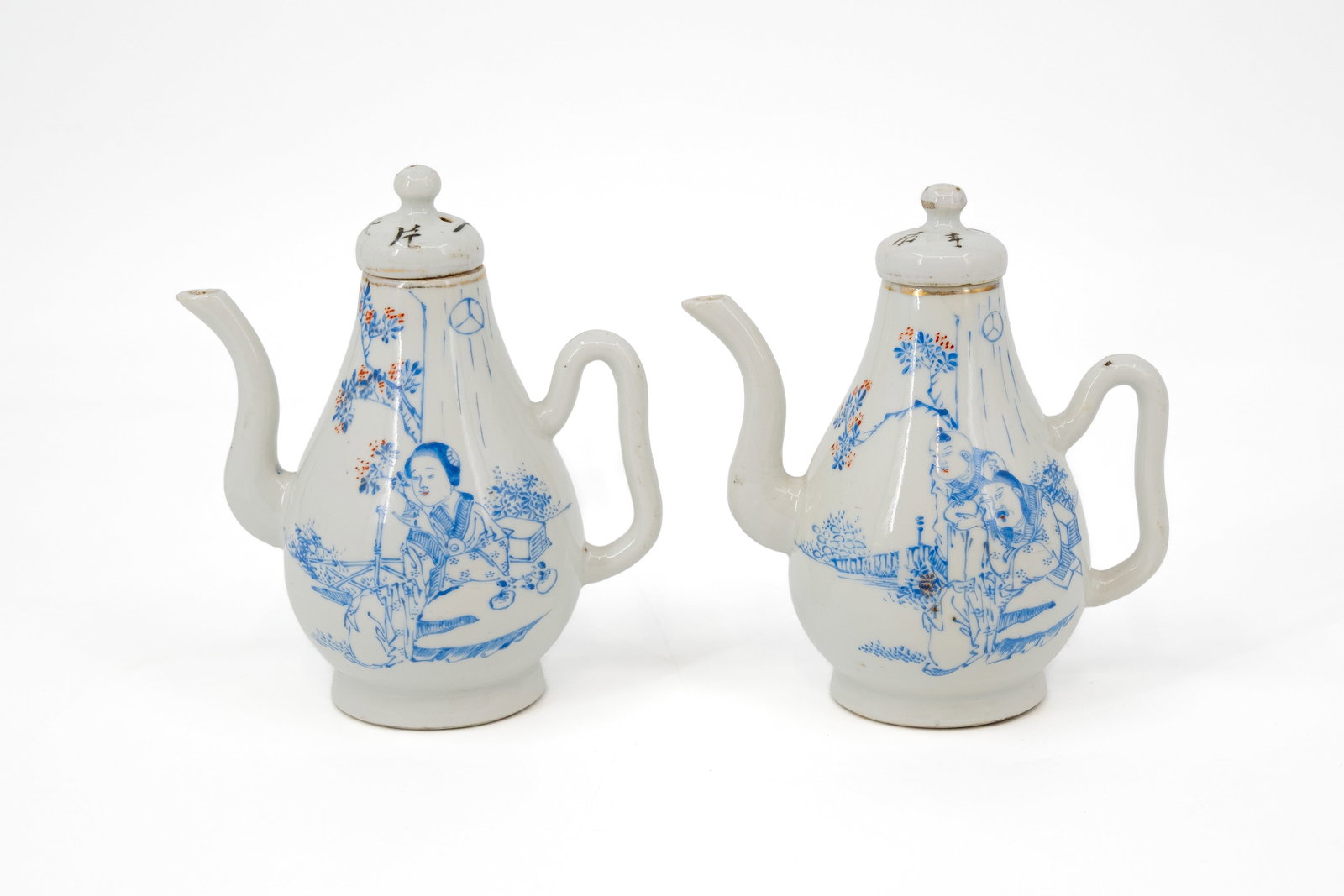 A lot of two matching Chinese covered blue and white decorated porcelain teapots: A lot of two matching Chinese covered blue and white decorated porcelain teapots with figural scene. Backside contains calligraphy. 19th/20th century. Condition: one top of the cover has minor glaze l
