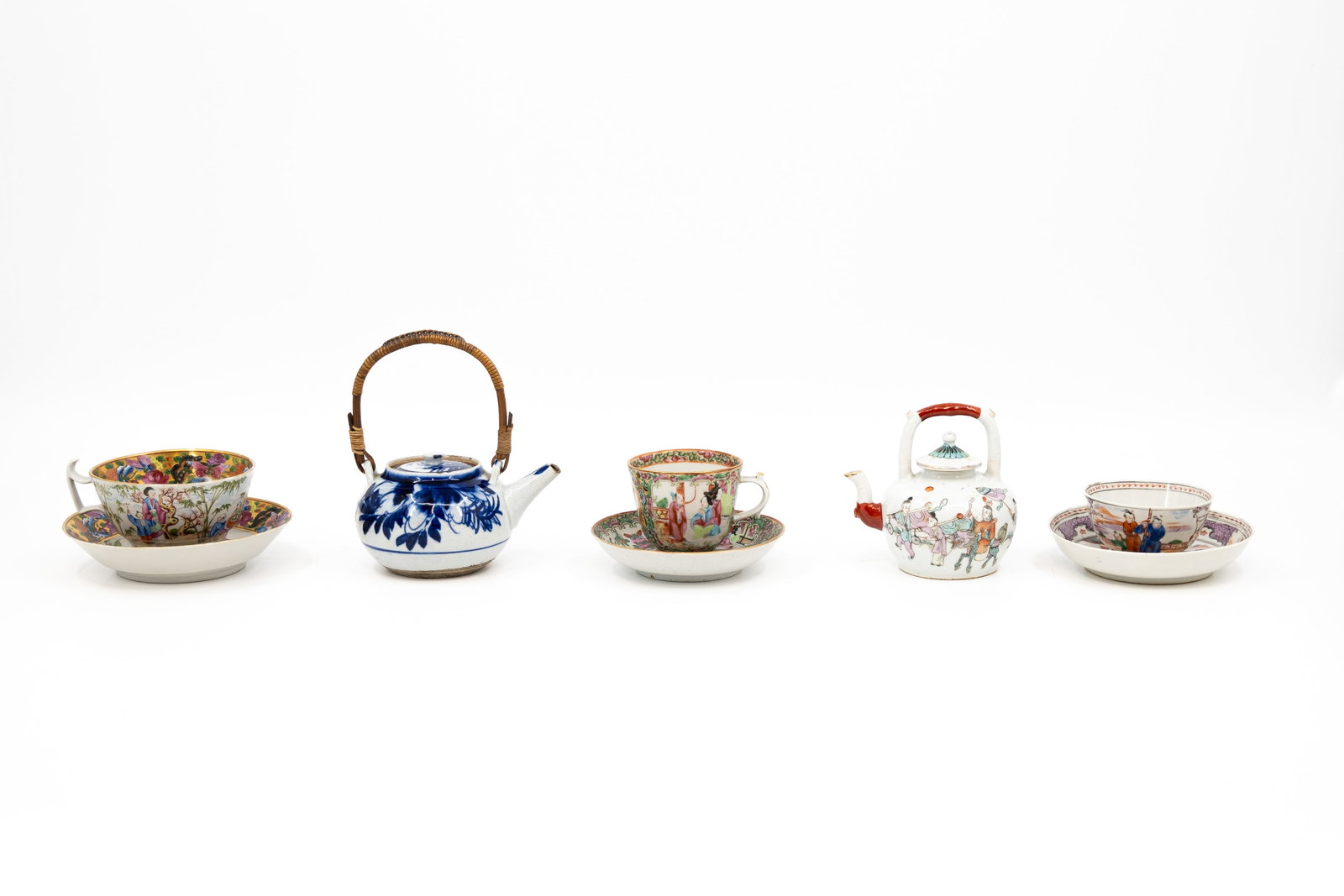 A composed lot of five Chinese Famille rose, Canton, blue decorated porcelain cups and teapot (1 of 20)