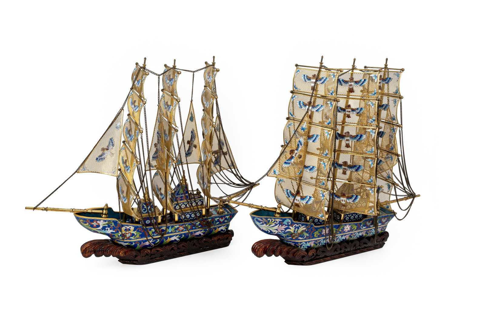A lot of two Chinese decorated cloisonne enamel ships: A lot of two Chinese decorated cloisonne enamel ships, mounted on a wooden base. 20th century. H: 50 - W: 62 cm, total