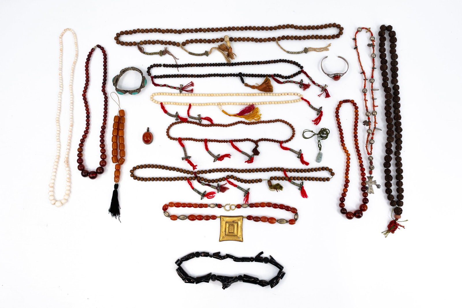 A large composed lot of 14 various pearl and amber style stone necklaces and jewelry: A large composed lot of 14 various pearl and amber style stone necklaces and jewelry. 20th century