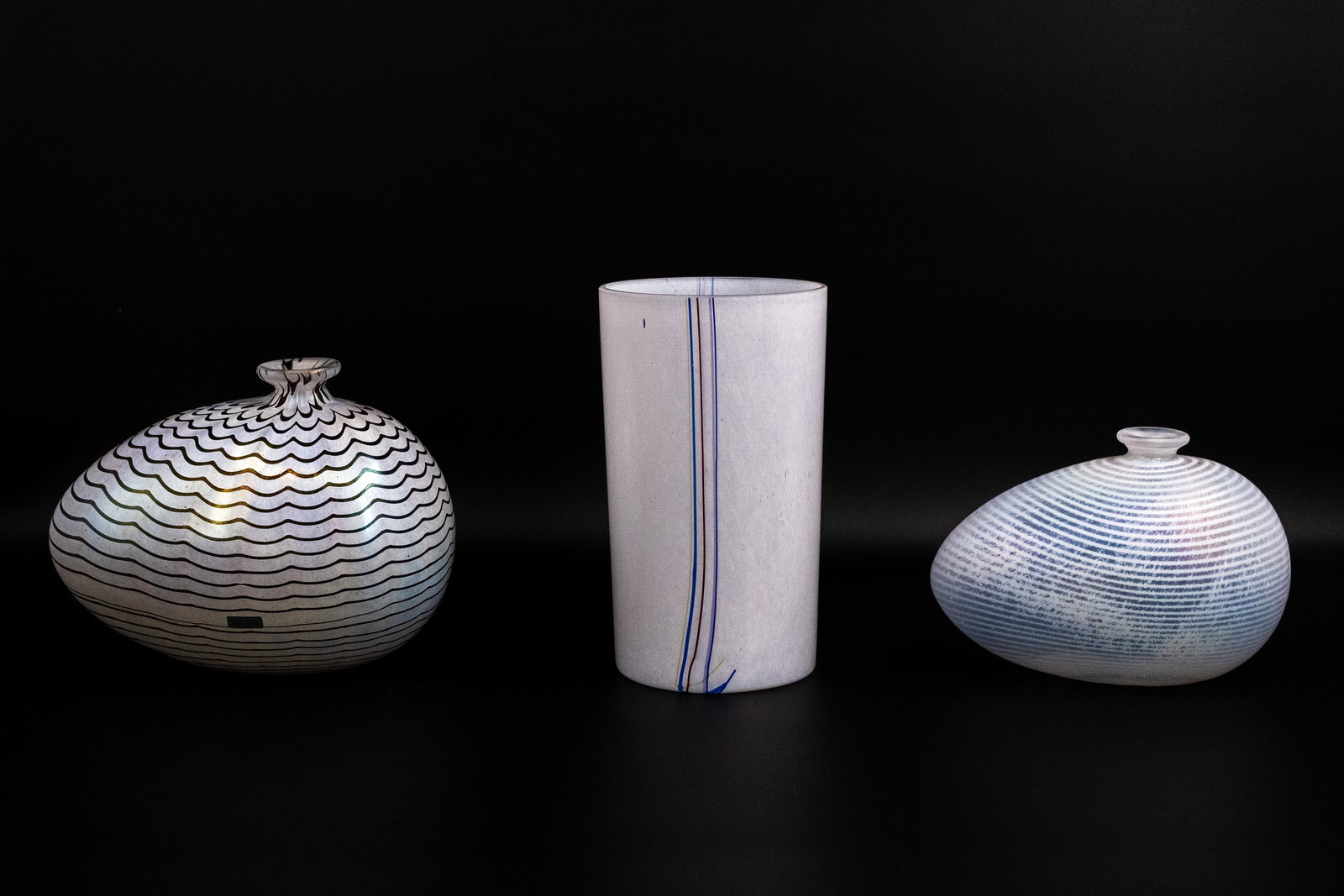 A lot of three Kosta Boda art glass vases: A lot of three Kosta Boda art glass vases, one model "Rainbow" and two model "Aphrodite" all designed by Bertil Vallien. All are marked. Sweden, 20th century. H: 15,5 - 19 - 24 cm