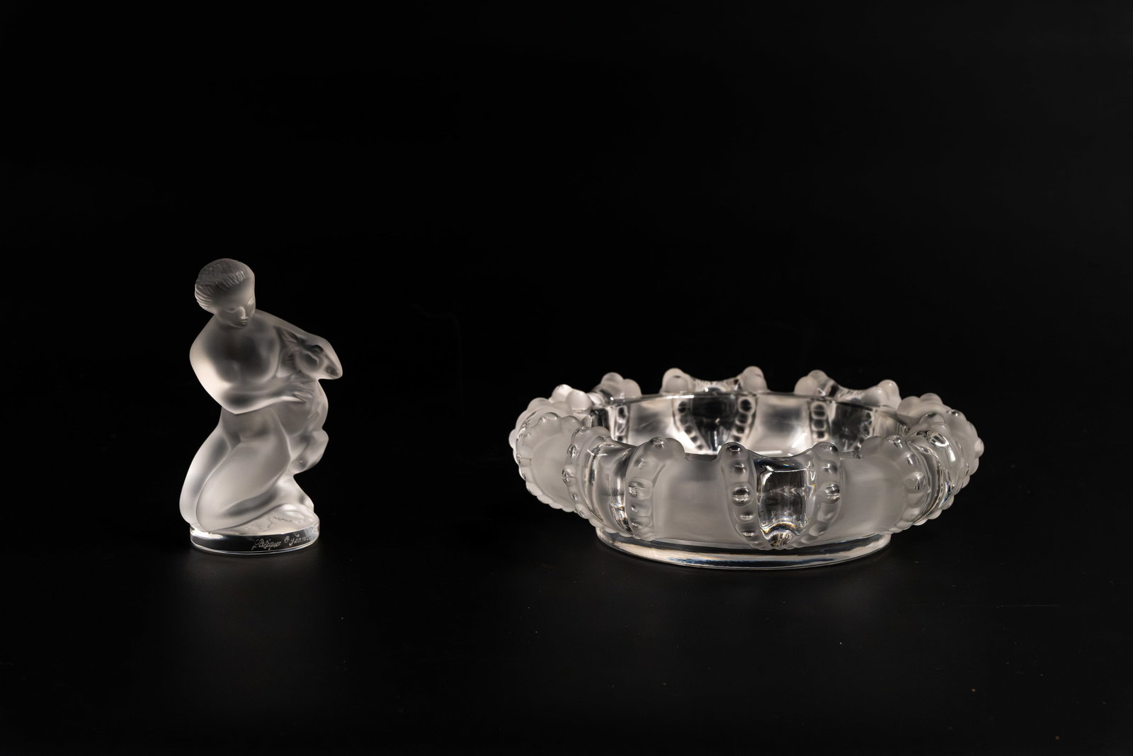 A composed lot of a French Lalique glass figurine and bowl: A composed lot of a French Lalique glass figurine and bowl. Signed, 20th century. H: 11,5 cm, figurine W: 19 cm, bowl