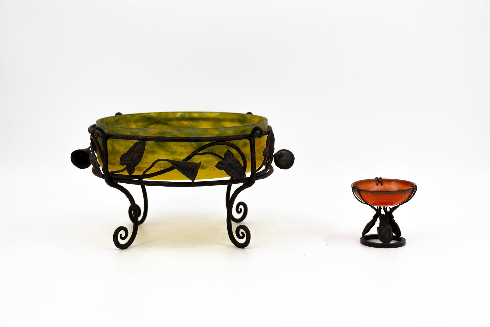 A composed lot of an art nouveau centerpiece and a mounted glass bowl: A composed lot of an art nouveau centerpiece and a mounted glass bowl in a scarabee shaped mounting, smallest is marked by VAL (Effler et cie a Paris) . Largest is unmarked. Circa 1900-1920s. H: 17,5 