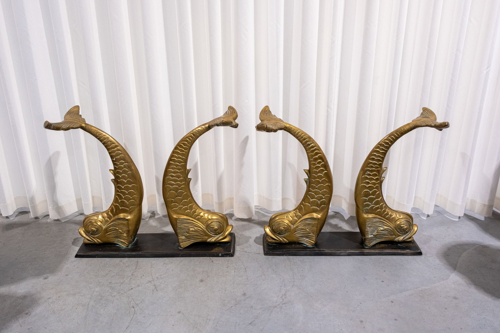A lot of two large vintage Koi fish shaped figural brass dining table bases: A lot of two large vintage Koi fish shaped figural brass dining table bases with two figures. Circa 1960s. H: 73 - W: 90 cm