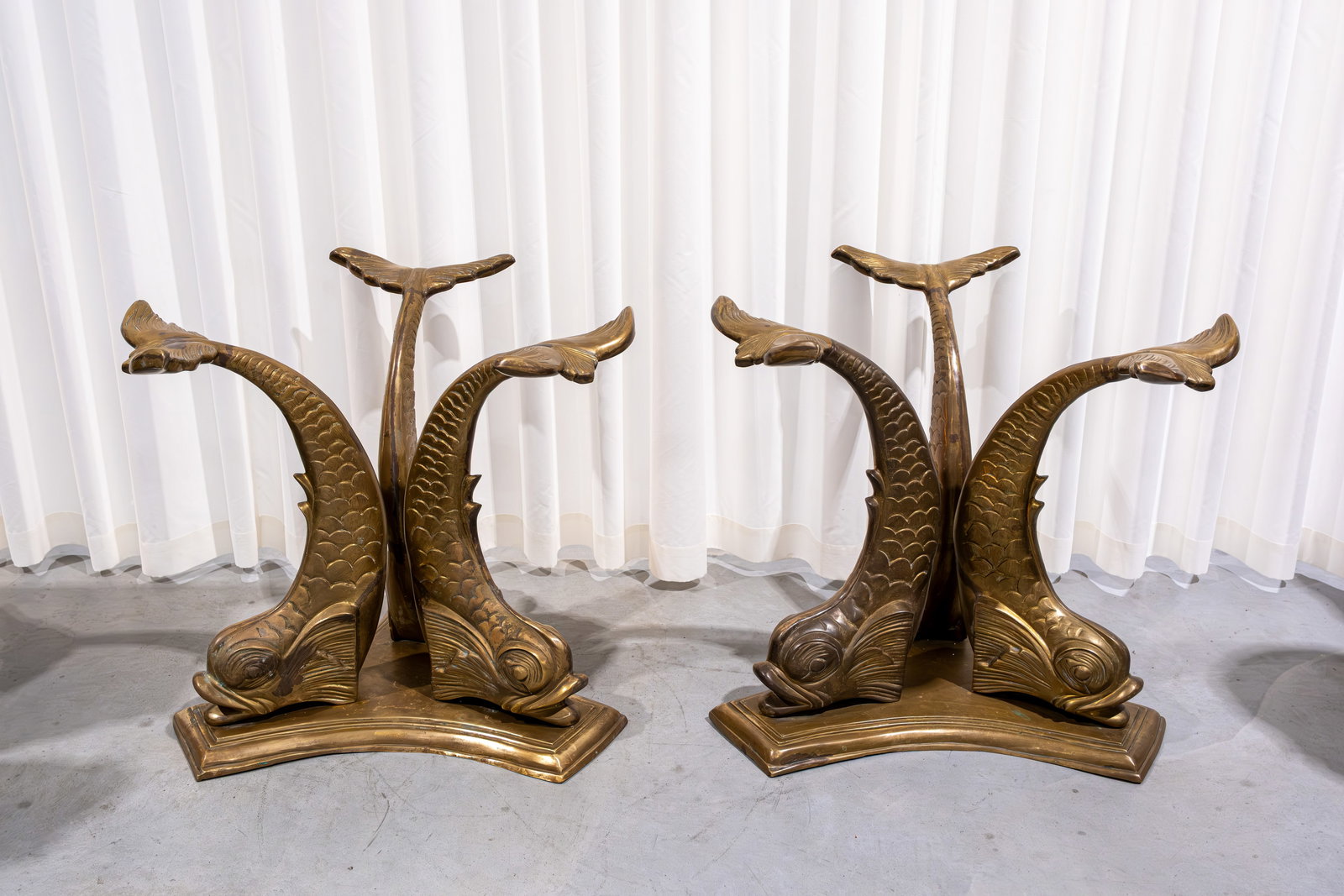 A lot of two large vintage Koi fish shaped figural brass dining table bases: A lot of two large vintage Koi fish shaped figural brass dining table bases with three figures. Circa 1960s. H: 75 - W: 80 cm