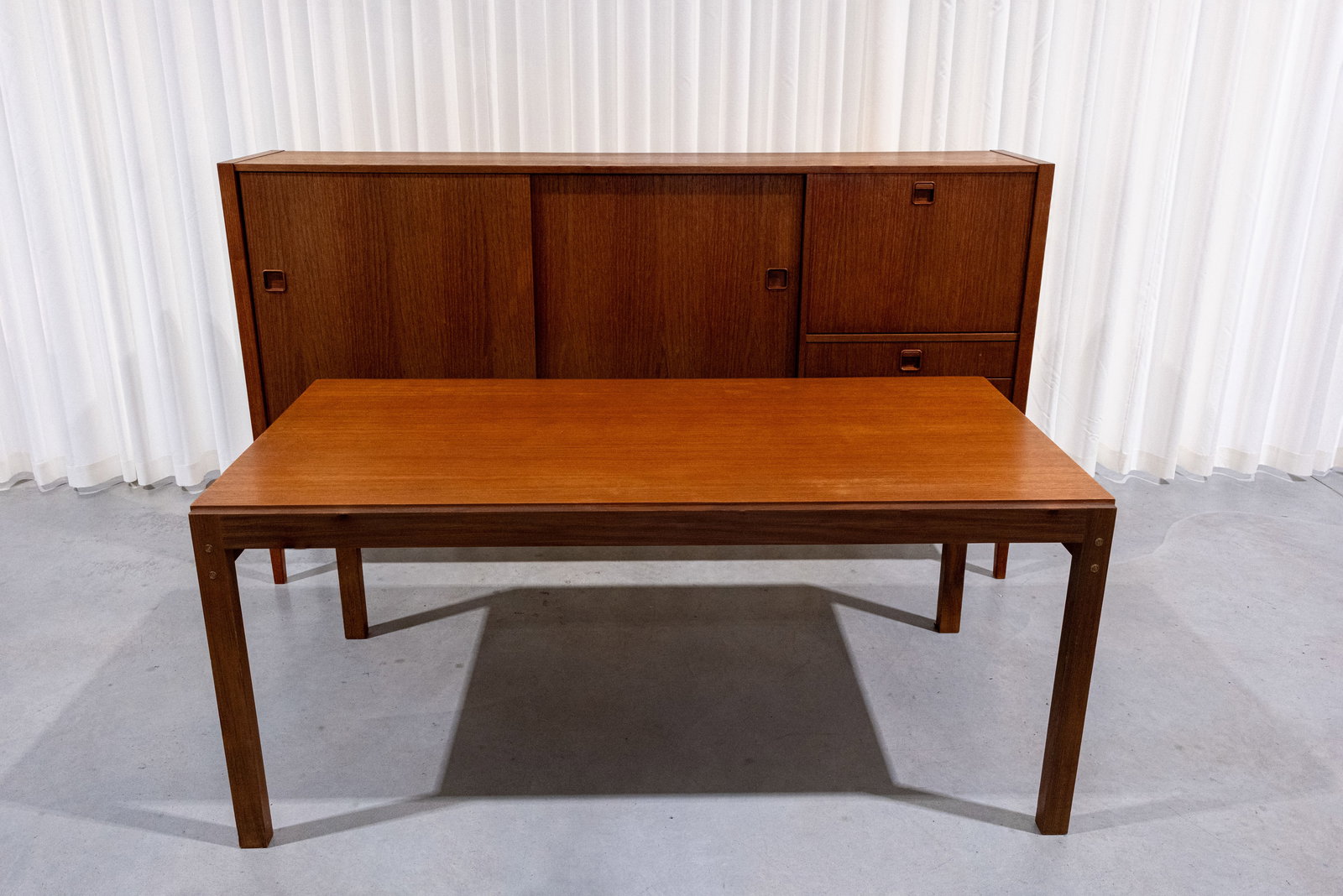 A Dutch vintage Fristho Franeker sideboard and its matching dining table: A Dutch vintage Fristho Franeker sideboard and its matching dining table. Marked FRISTHO - made in Holland. The Netherlands, circa 1960's. H: 120 - W: 216 - D: 43 cm, cabinet H: 71 - W: 164 - D: 85 cm