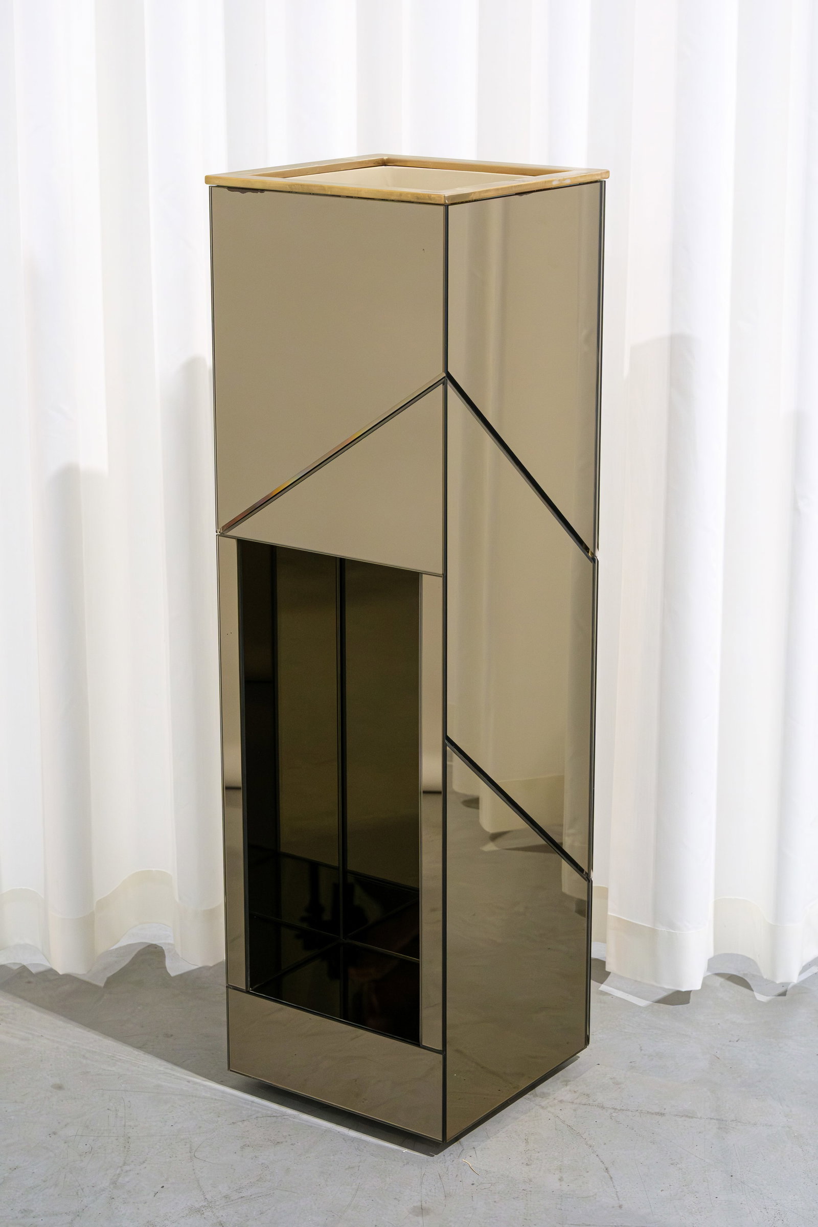 A vintage smoked mirrored planter attributed to Belgo Chrome: A vintage smoked mirrored planter attributed to Belgo Chrome. Circa 1970s. H: 108 - W: 32 cm