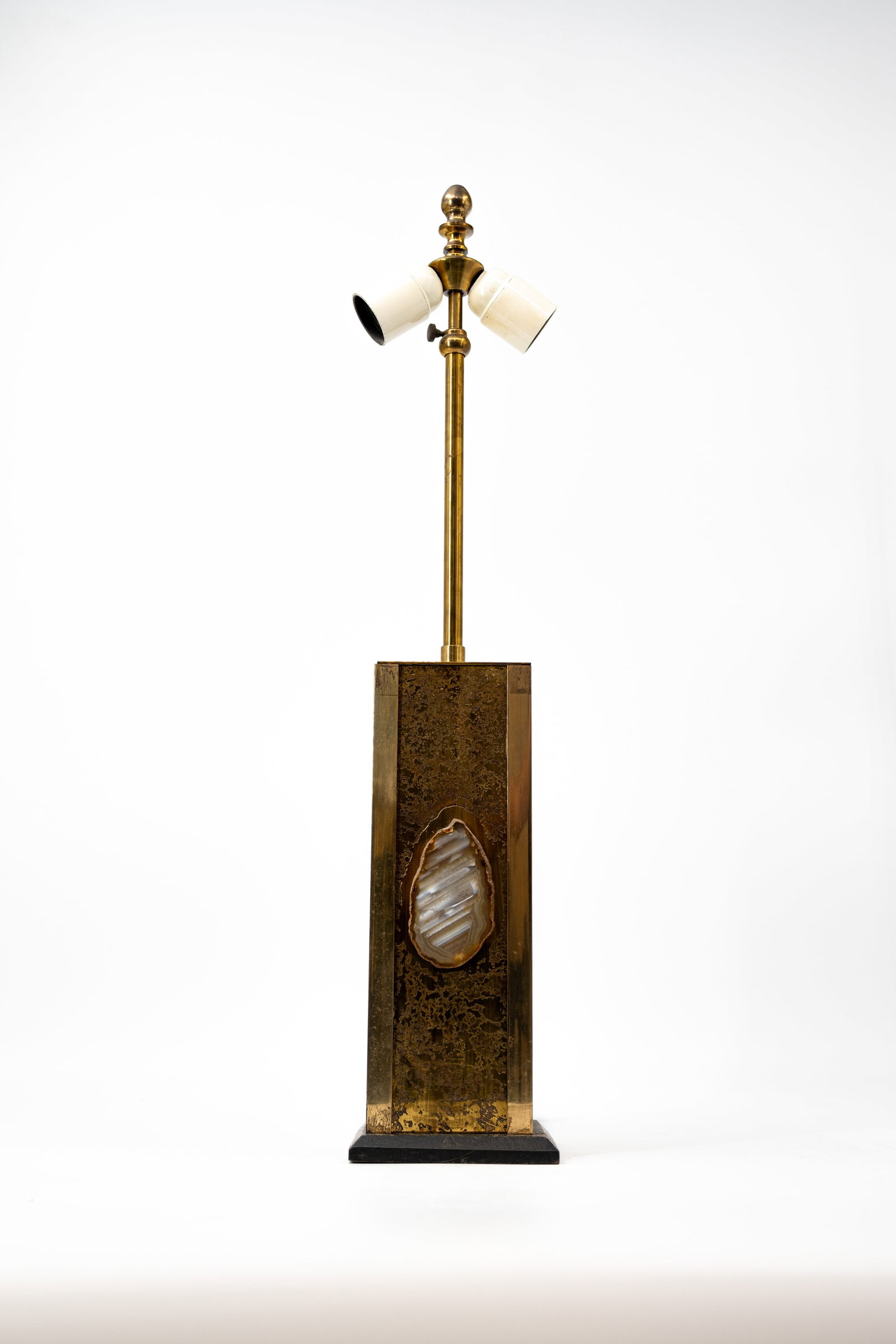 A vintage etched brass and agate stone mounted table lamp: A vintage etched brass and agate stone mounted table lamp. Mounted on a wooden base. Circa 1960s. H: 63 cm