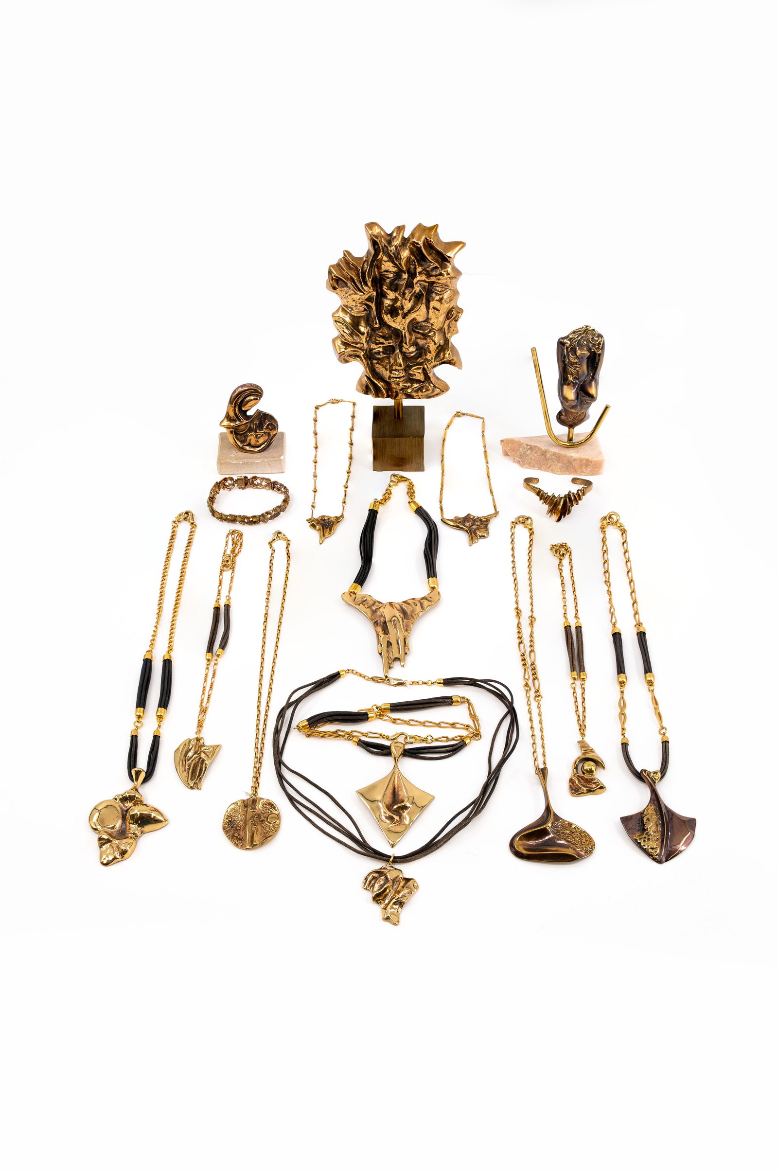 A composed lot of various gold-toned vintage jewelry and small sculptures (1 of 13)