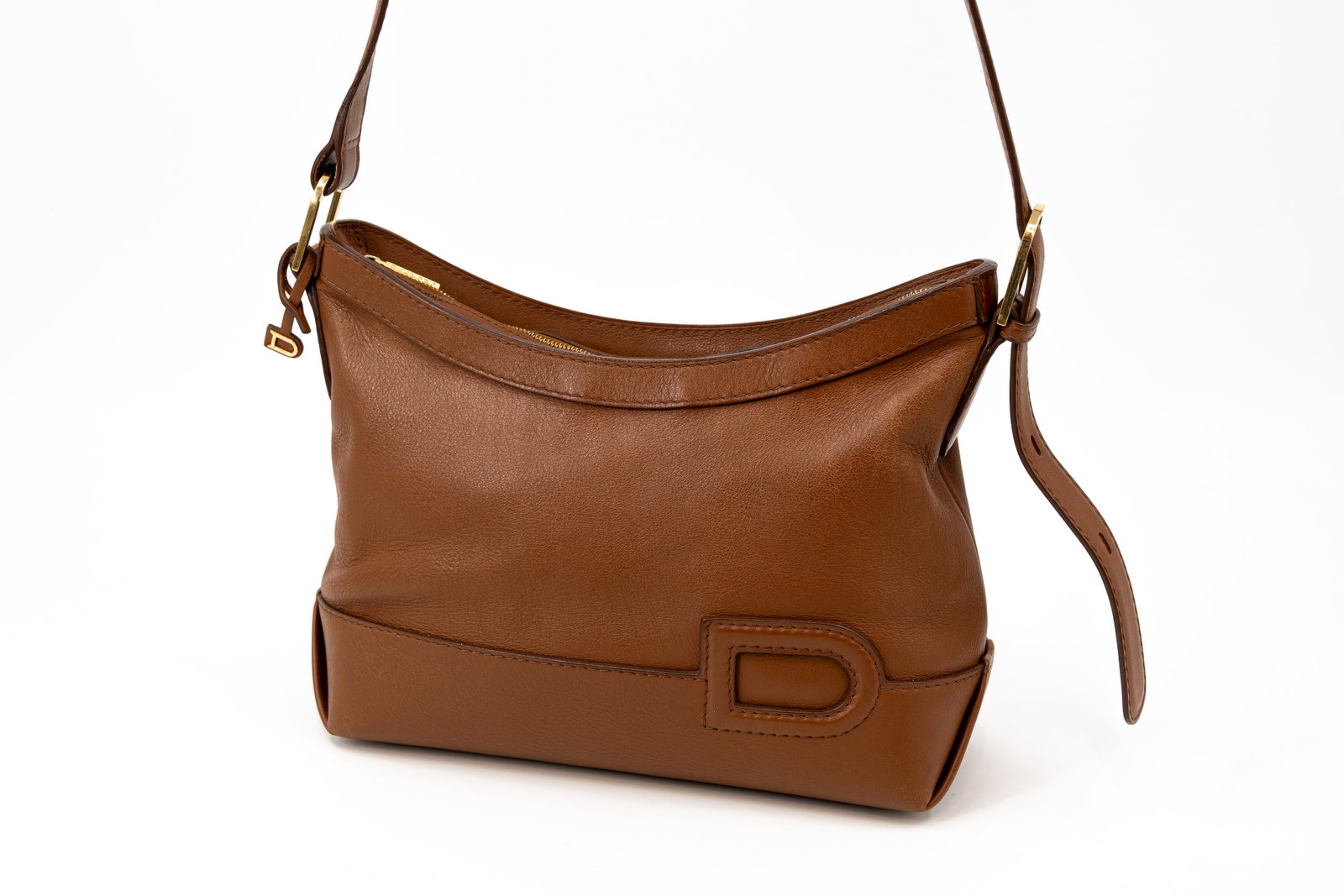 A Delvaux crossbody bag model Grand Place in fauve leather: A Delvaux crossbody bag model Grand Place in fauve leather with gold-toned hardware. Condition: very neat condition with some slight usage marks on the outside and a few marks and stains on the interi