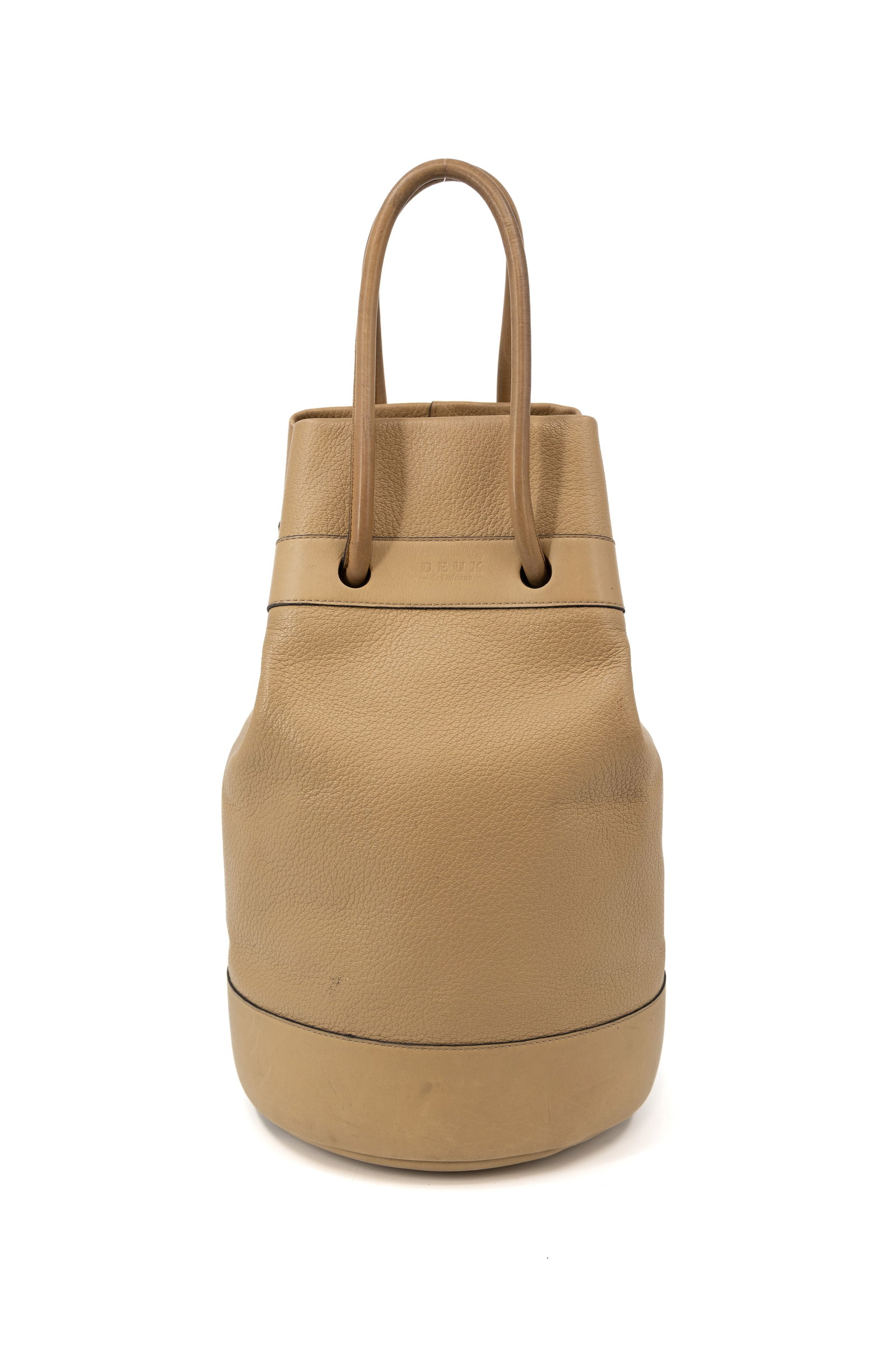 A Deux de Delvaux bucket bag in beige leather: A Deux de Delvaux bucket bag in beige leather, can be worn as hand bag or shoulder bag. Comes with its dustbag. Condition: this bag has been used but remains in good condition with some wear and tear 