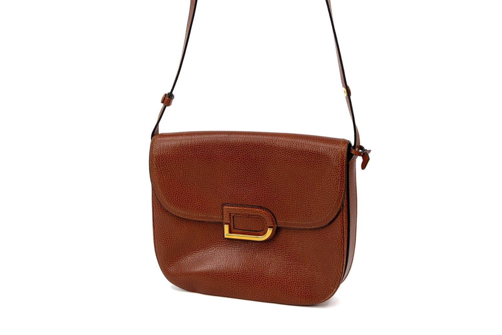 A vintage Delvaux crossbody bag in camel brown leather: A vintage Delvaux crossbody bag in camel brown leather. Condition: this bag is in very good condition with some slight corner damage, a scratched button on the strap and a few minor scratches on the i