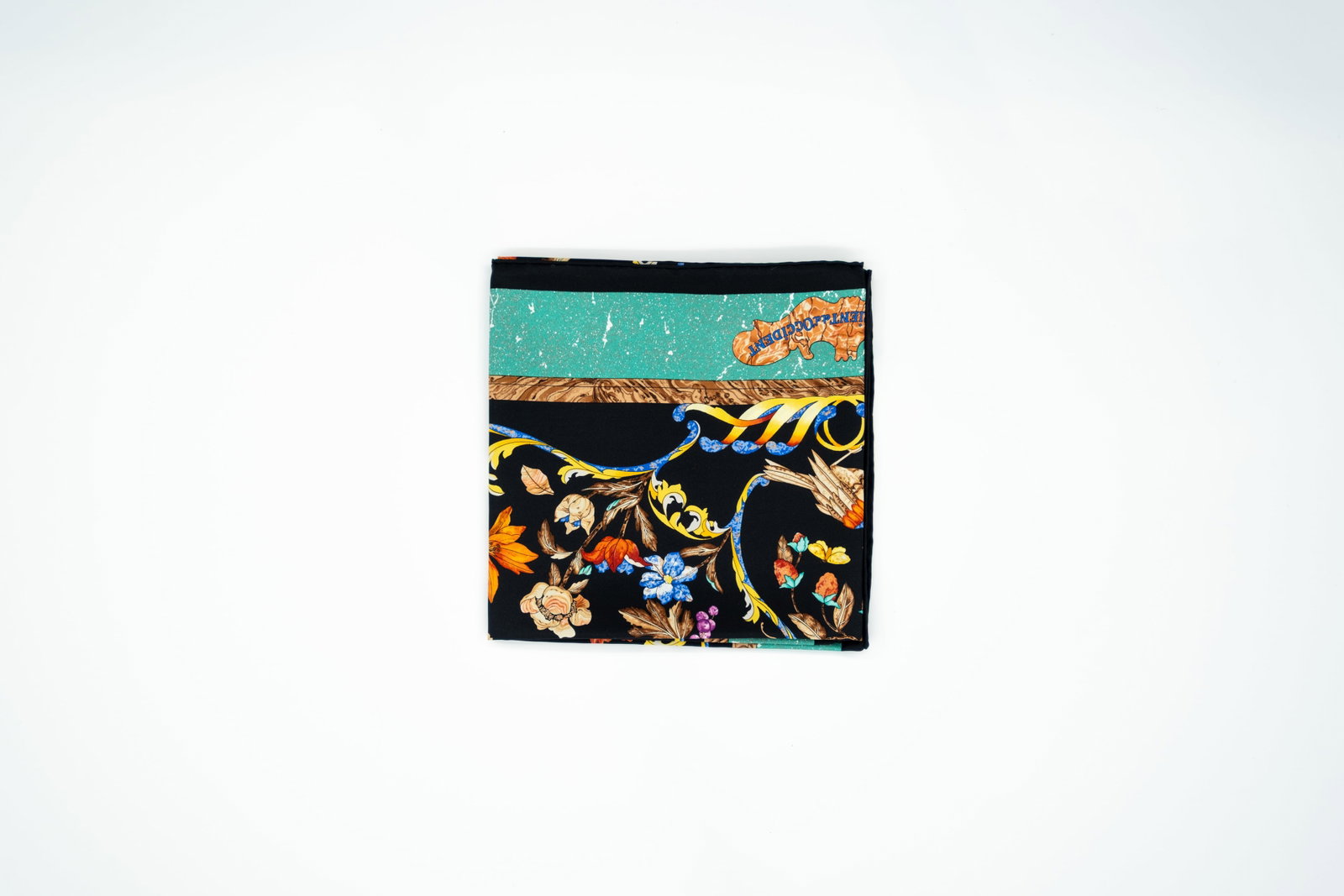 A Classic Carré Hermes scarf designed by Zoé Pauwels: A colorful Classic Carré Hermes scarf. Design "Pierres d'Orient et d'Occident" designed by Zoé Pauwels. Condition: this scarve comes in its original box and is in excellent condition. L: 90 - W: 90 