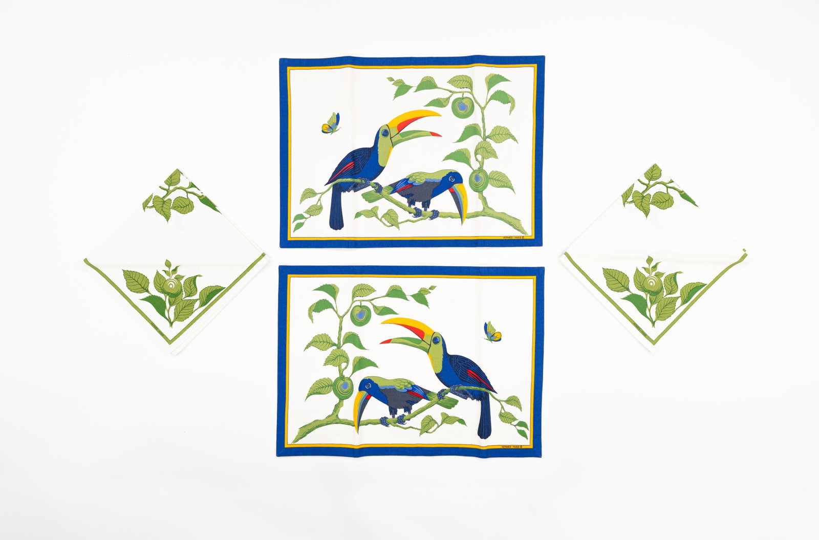 A set of two Hermes placemats and napkins in printed cotton: A set of two Hermes placemats and napkins in printed cotton, model "Les Toucans". Condition: this set comes in its original box and is in very good condition with no apparent marks or stains. L: 46 - 