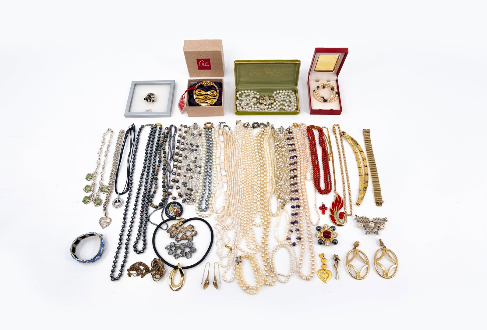 A large composed lot of 49 various pearl necklaces and costume designer jewelry: A large composed lot of 49 various pearl necklaces and costume jewelry. Some marked by: Yves Saint Laurent, Christian Dior, Christian Lacroix, Swatch Bijoux, Pierre Cardin, Guess and others. 20th cent