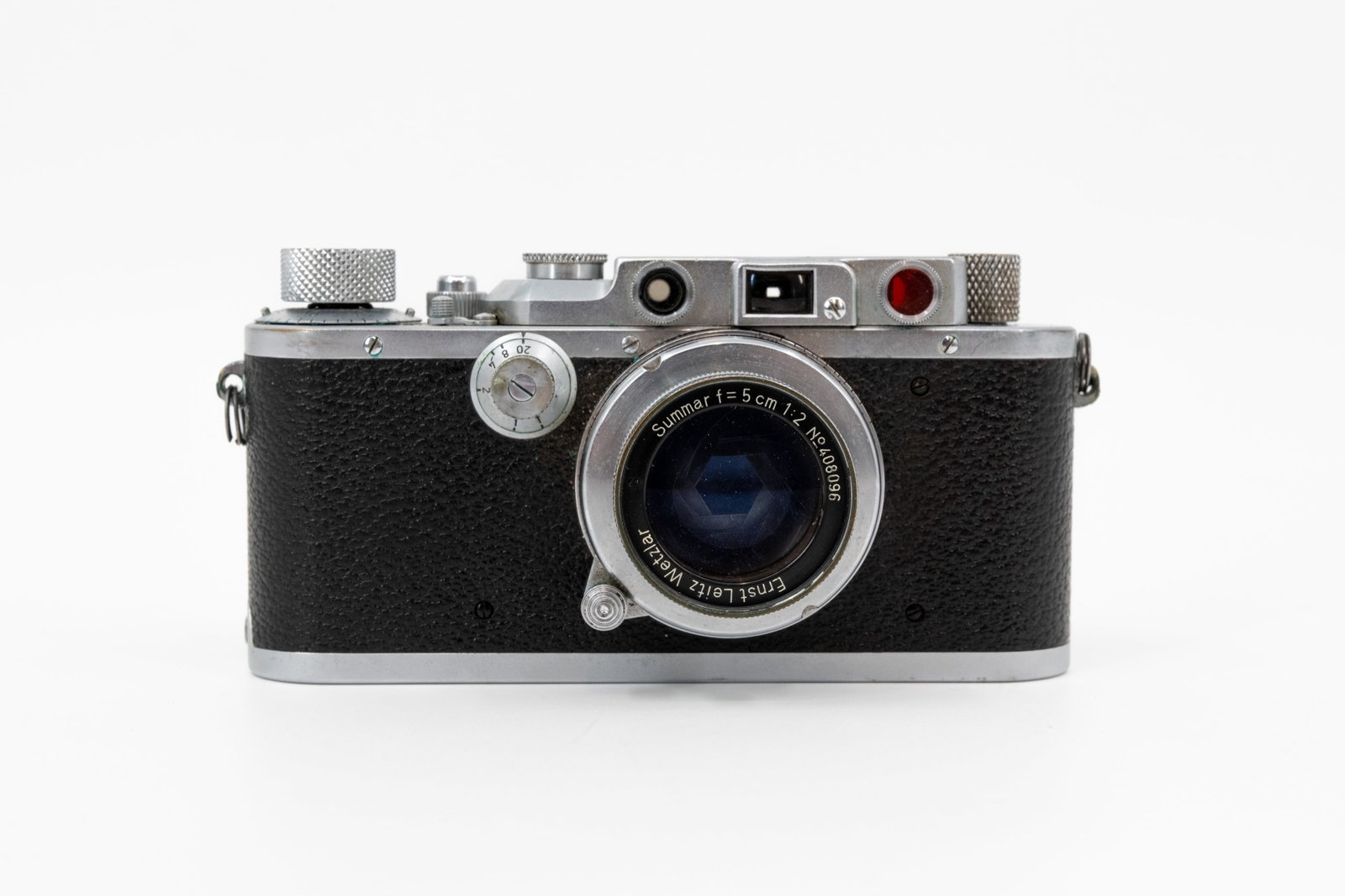 A vintage Leica III camera with Summar lens: A vintage Leica III camera with Summar lens, in its protective case. 20th century. H: 8,5 - W: 15 cm