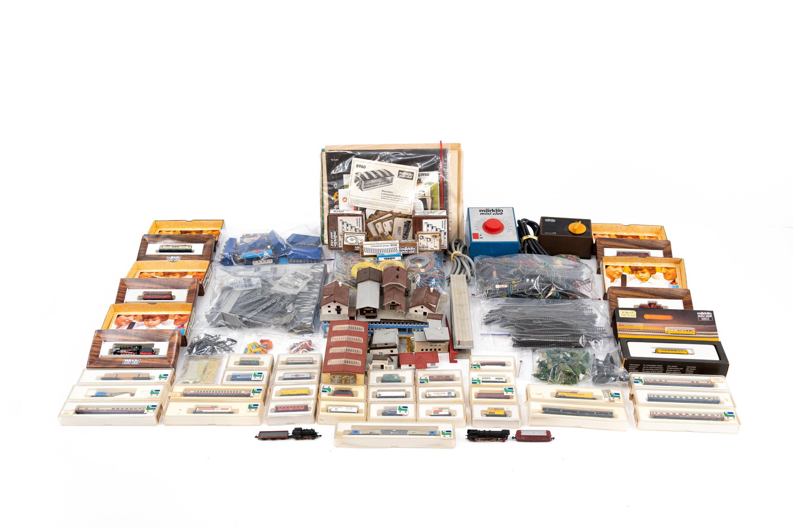 A large collection of old Märklin model trains and accessories (1 of 10)