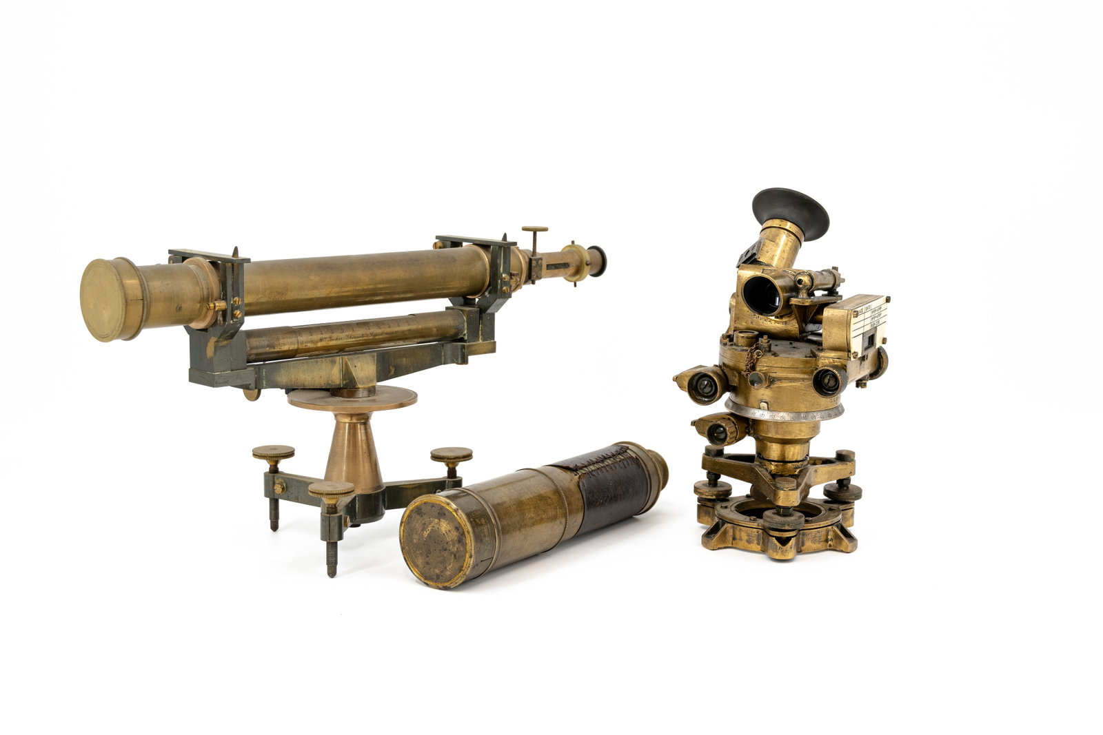 A composed lot of three various antique theodolites and telescope: A composed lot of three various antique theodolites and telescope. One marked by Richer L'Hermite Lejard a Paris. 19th/20th century. H: 23 - W: 44 cm, largest