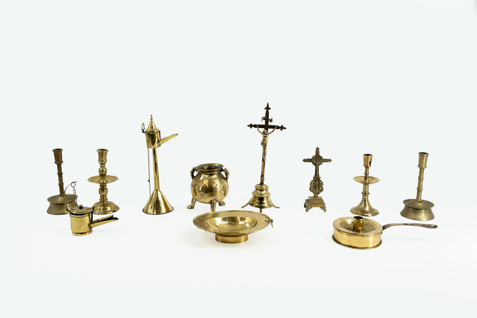 A composed lot of 10 various antique, mostly Flemish copper candle holders and objects (1 of 17)