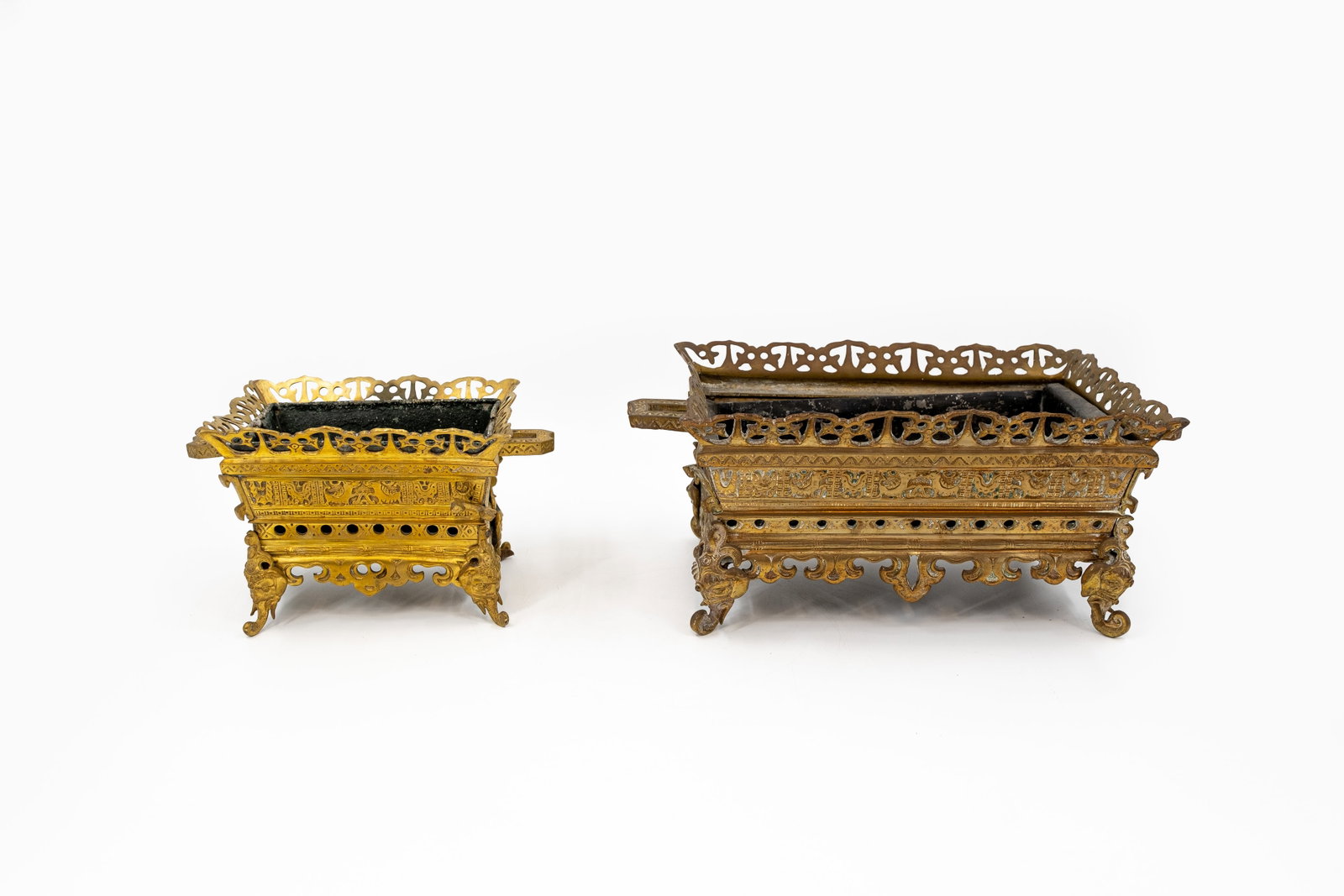 A composed lot of two antique and Oriëntal style brass planters: A composed lot of two antique and Oriëntal style brass planters with handles and elephant shaped feet. Circa 1900-1920s. H: 17 - W: 28 cm H: 18 - W: 43 cm