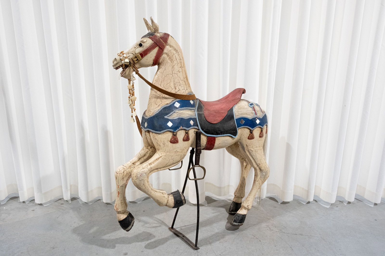 A large and 20th century patinated carved wood carrousel horse sculpture: A large and 20th century patinated carved wooden carrousel horse sculpture. Second half 20th century. H: 127 - W: 105 cm