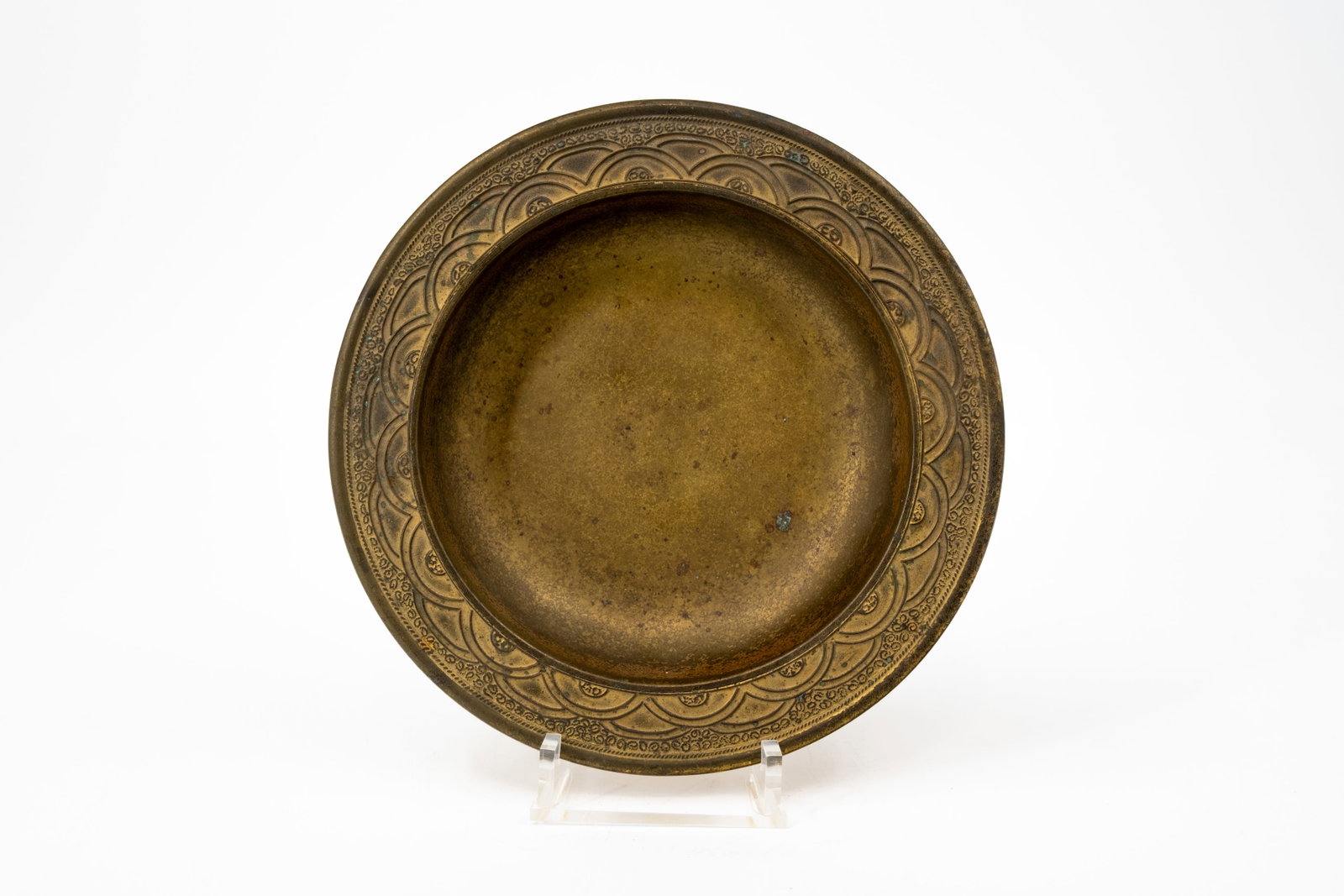An antique decorated brass dish marked by Tiffany studios - New York: An antique decorated brass dish marked by Tiffany studios - New York. America, first half 20th century. W: 21 cm